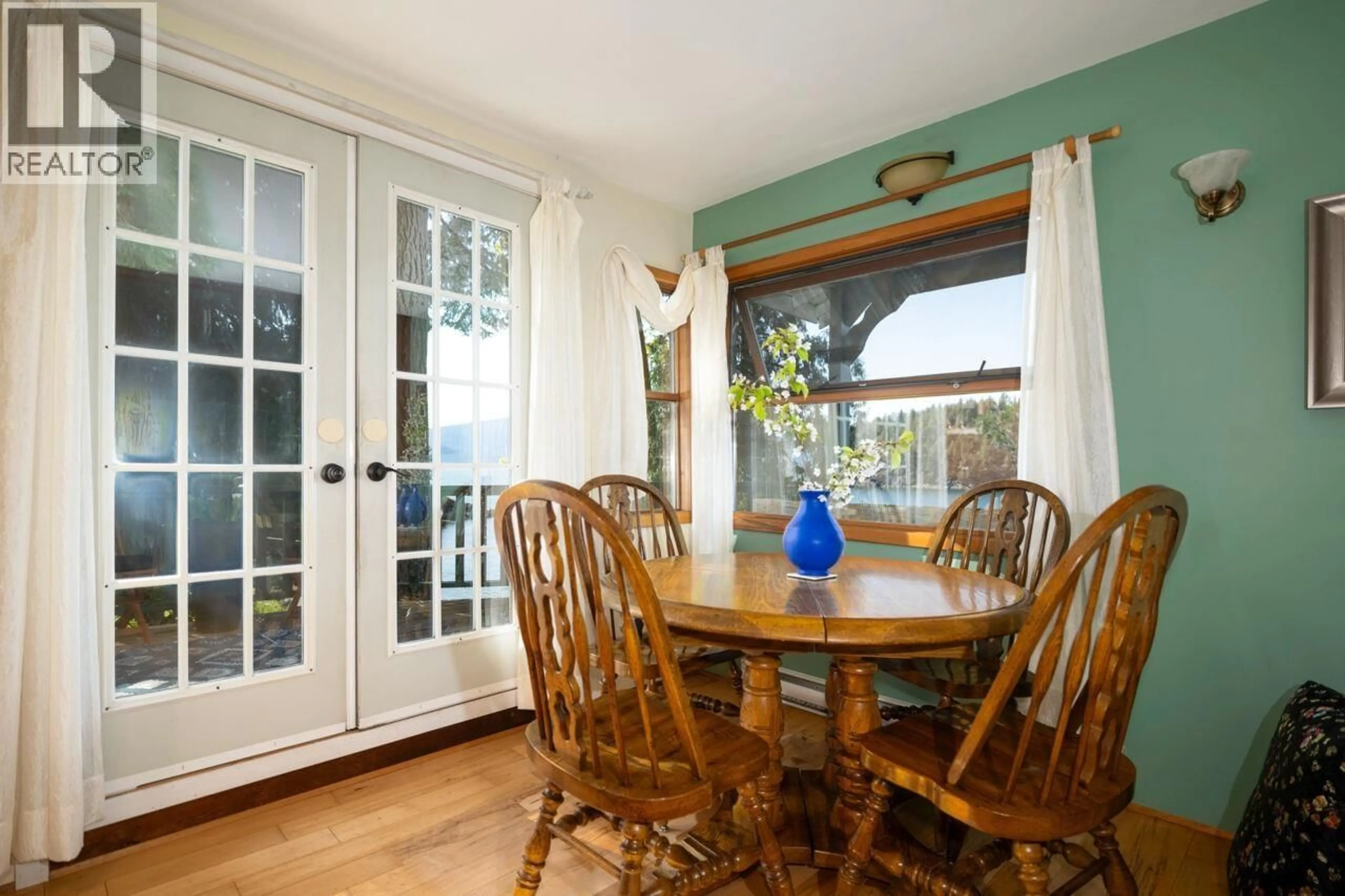 Dining room, wood/laminate floor for 1587 MOUNT GARDNER ROAD, Bowen Island British Columbia V0N1G2