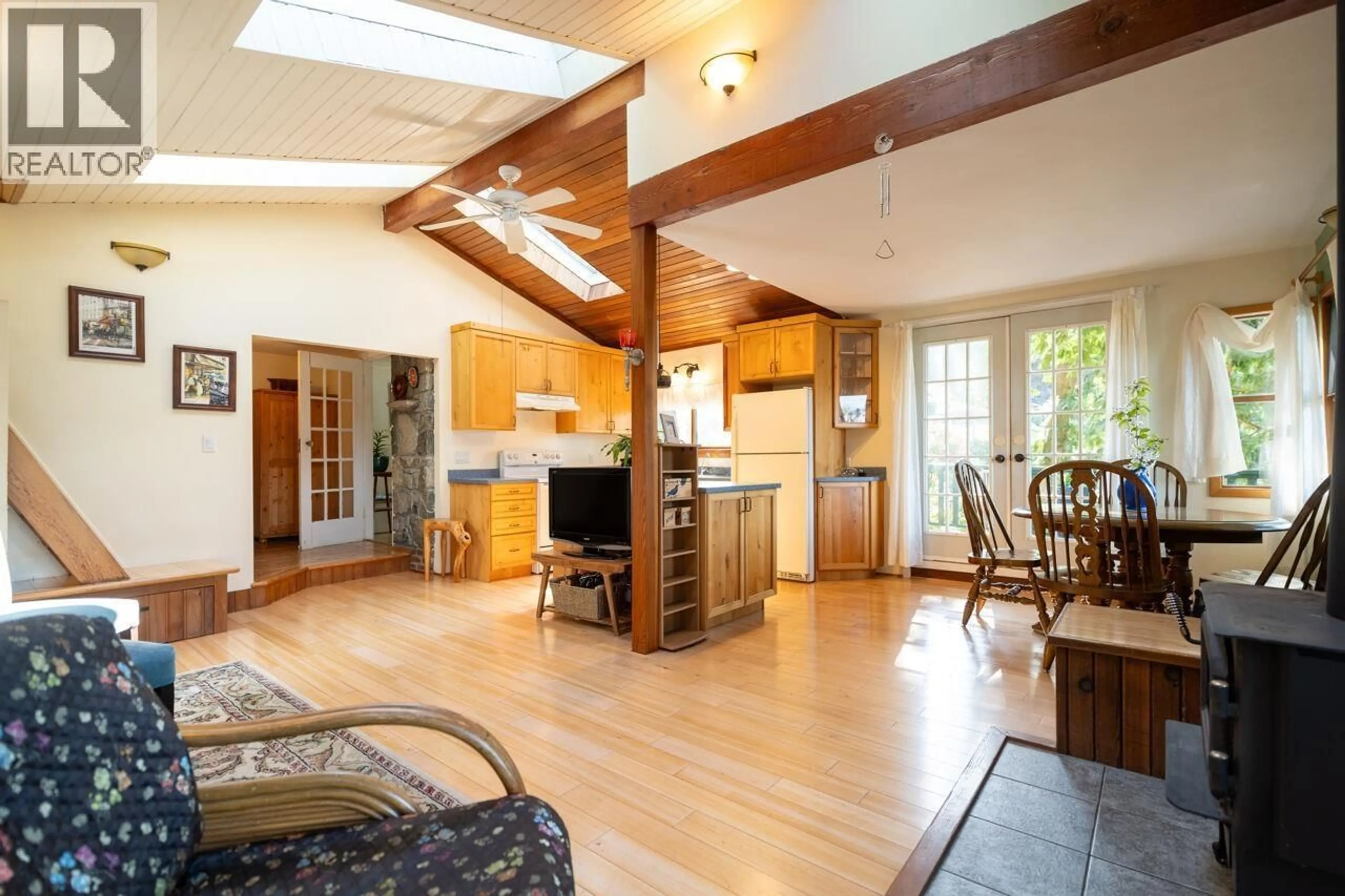 Open concept kitchen, unknown for 1587 MOUNT GARDNER ROAD, Bowen Island British Columbia V0N1G2