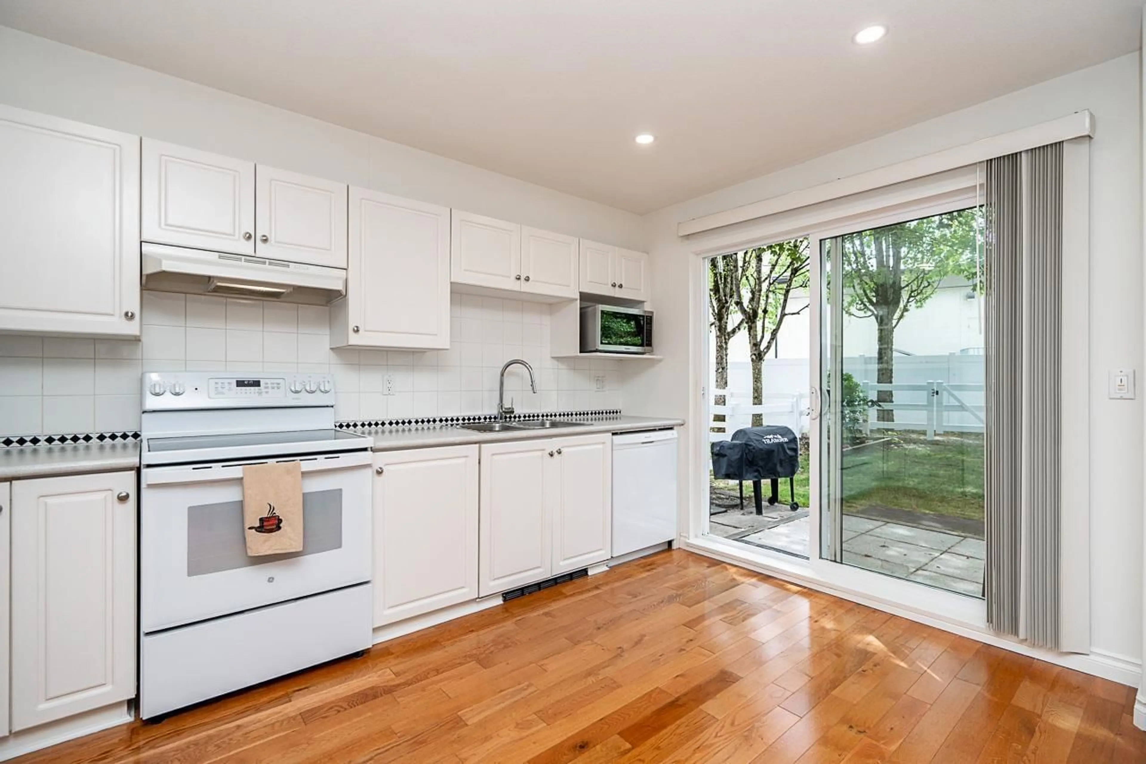 Open concept kitchen, wood/laminate floor for 67 - 8890 WALNUT GROVE DRIVE, Langley British Columbia V1M3W4