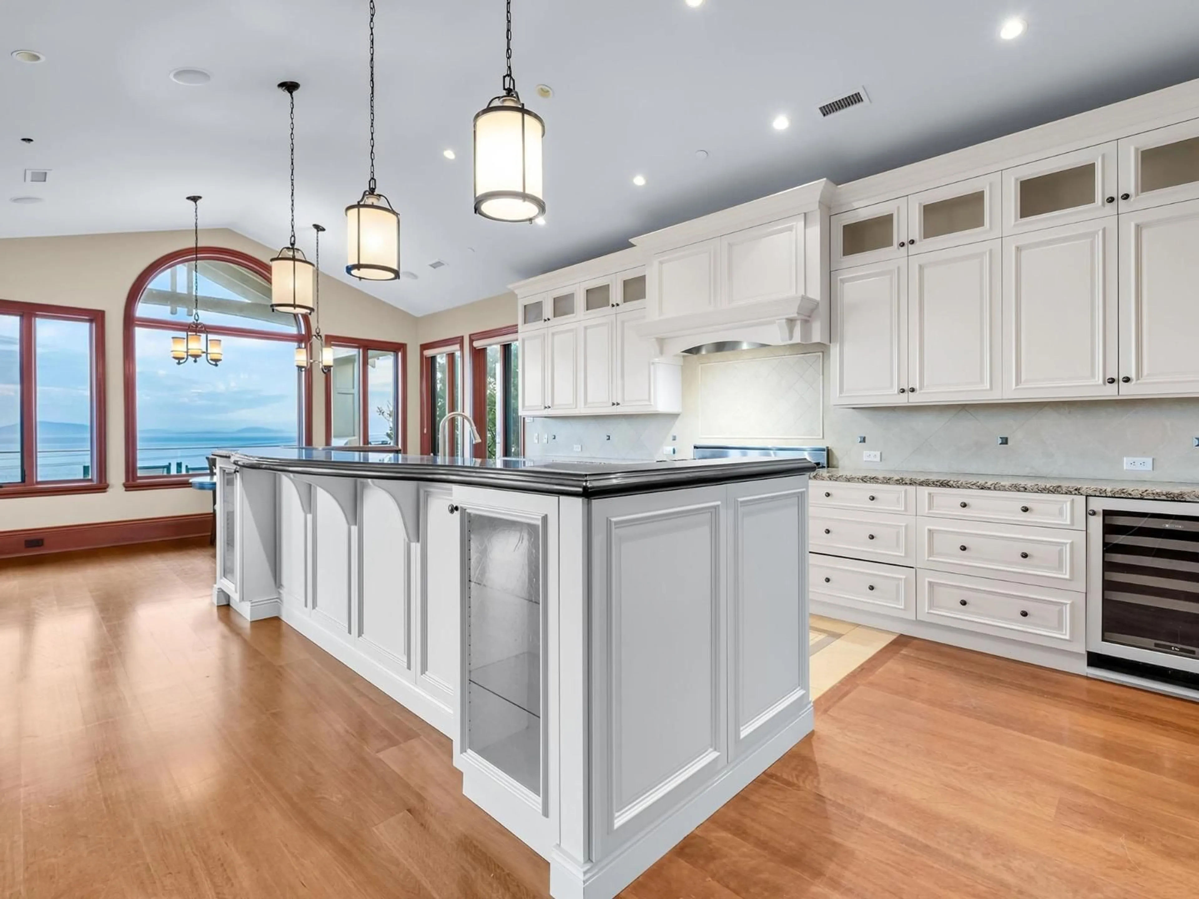 Open concept kitchen, unknown for 14334 SUNSET DRIVE, White Rock British Columbia V4B2V5