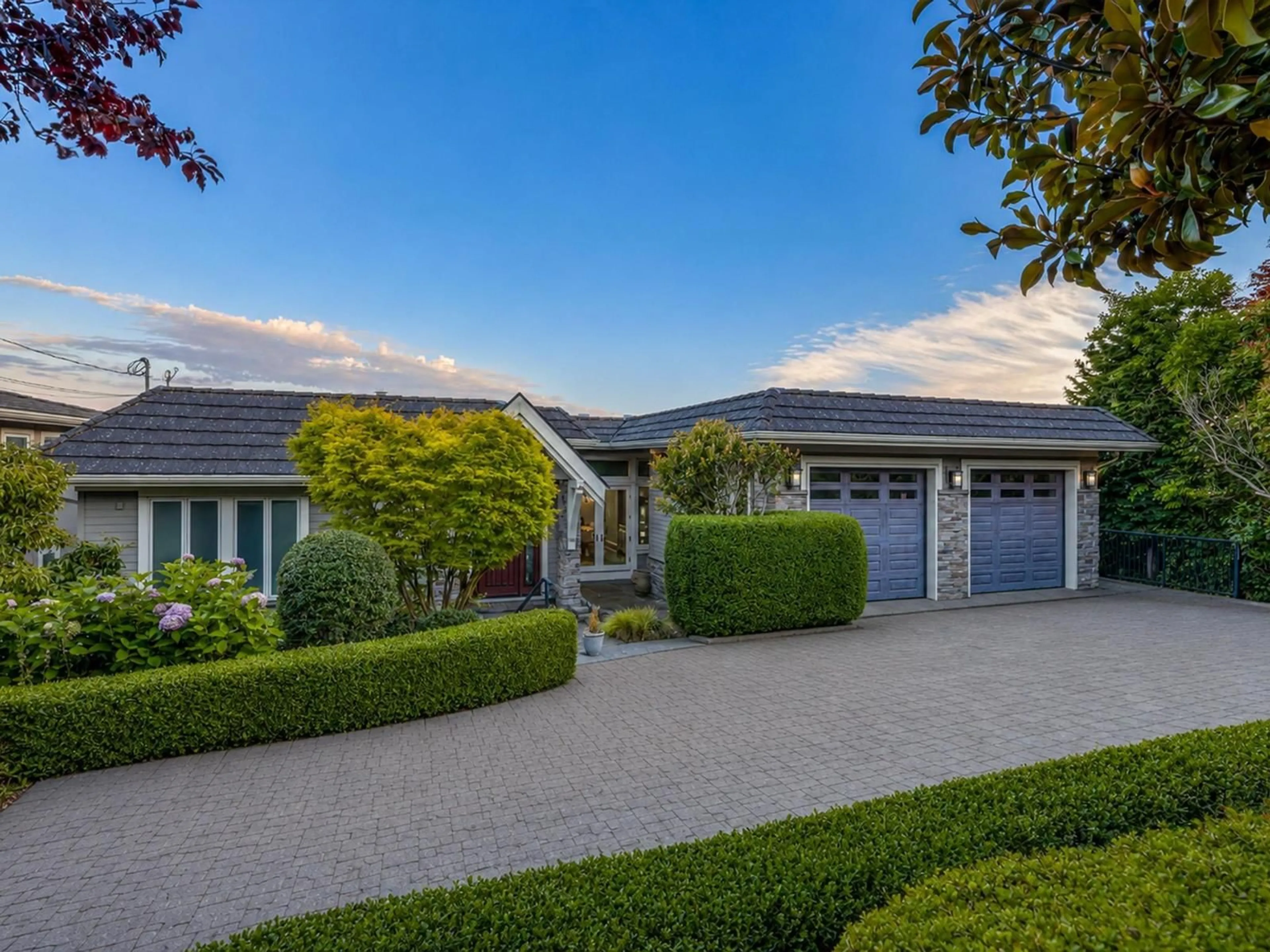 A pic from outside/outdoor area/front of a property/back of a property/a pic from drone, street for 14334 SUNSET DRIVE, White Rock British Columbia V4B2V5