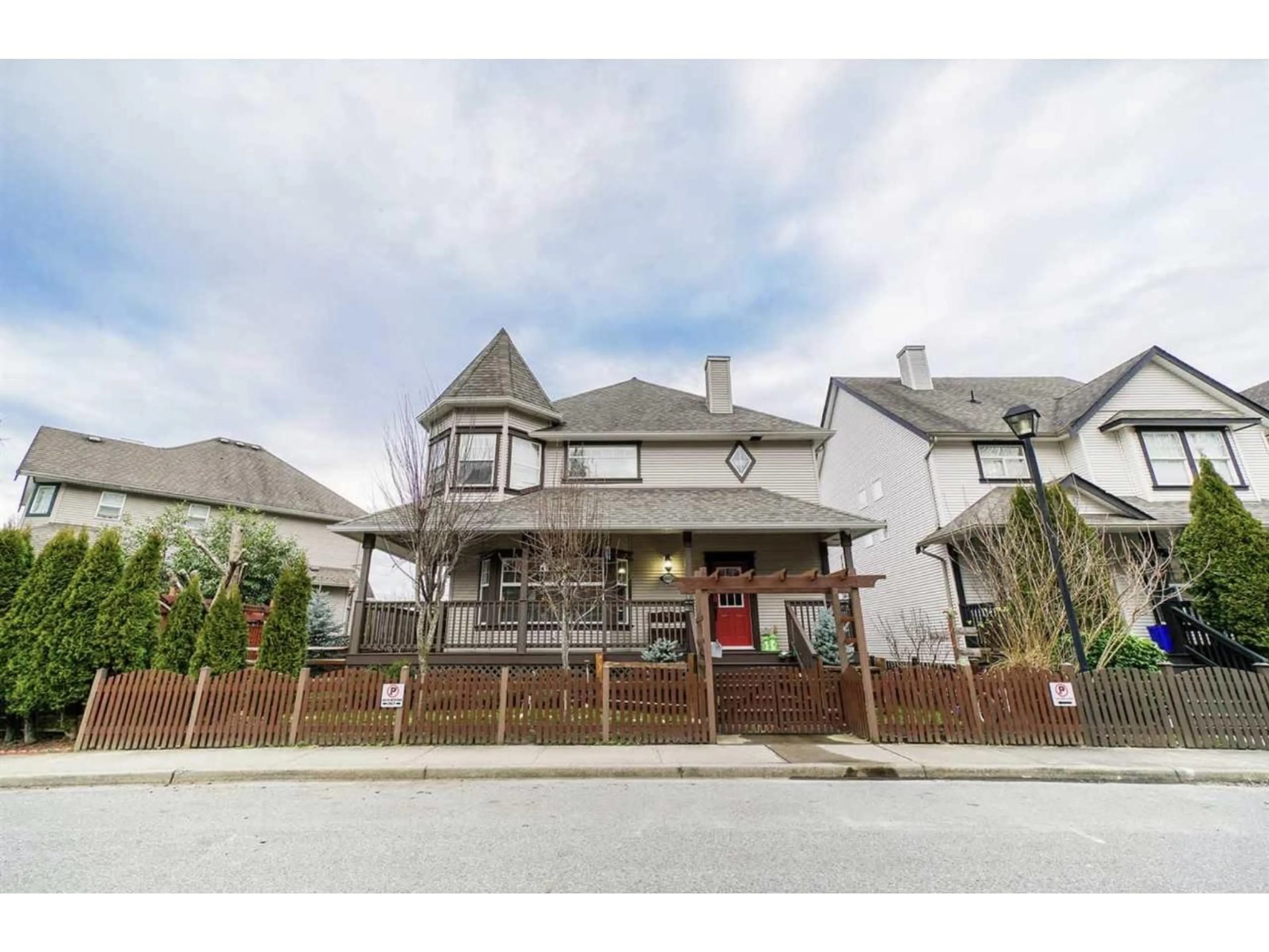 A pic from outside/outdoor area/front of a property/back of a property/a pic from drone, street for 46415 BEDFORD PARKWAY, Chilliwack British Columbia V2R5N4