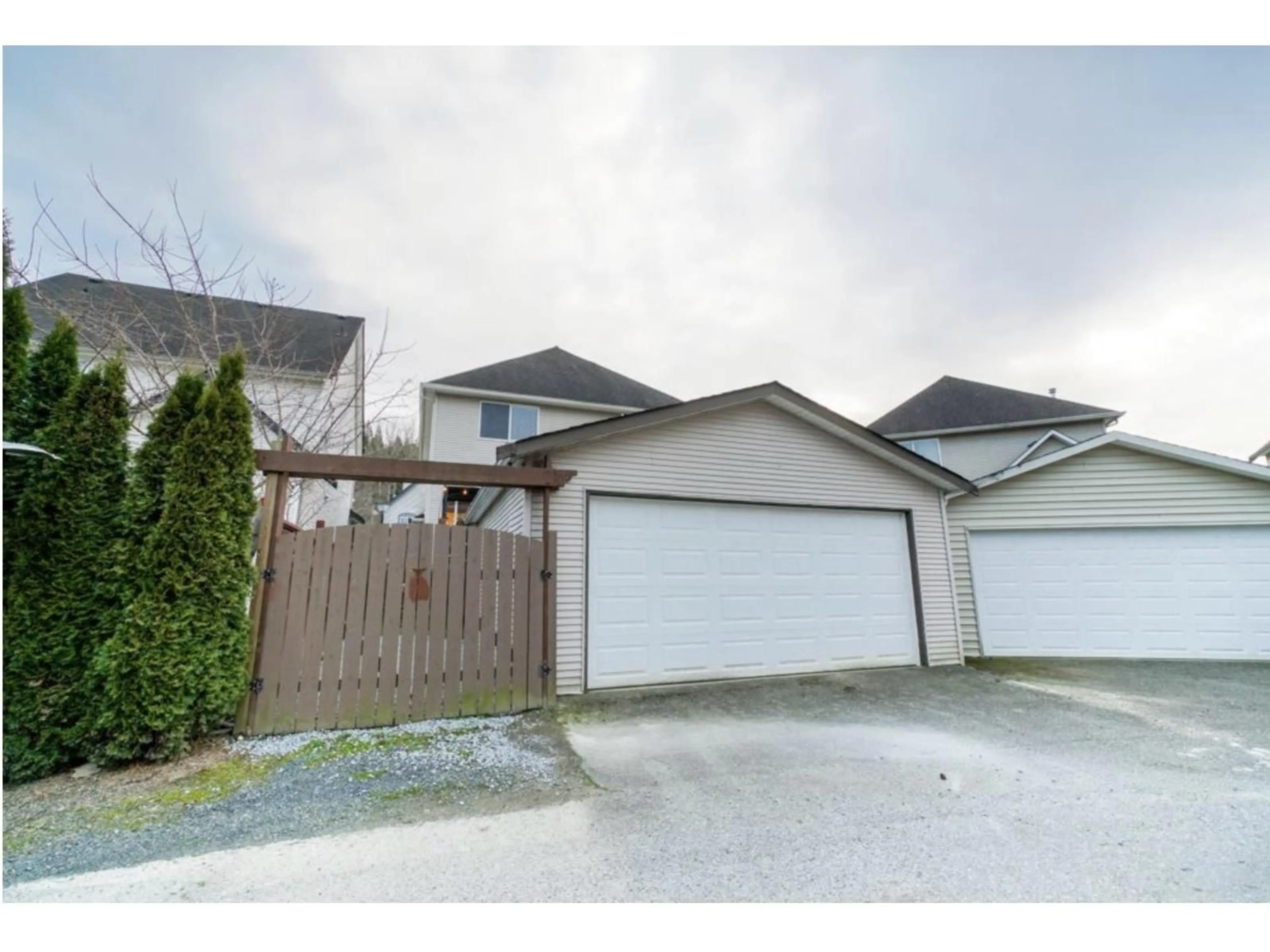 A pic from outside/outdoor area/front of a property/back of a property/a pic from drone, street for 46415 BEDFORD PARKWAY, Chilliwack British Columbia V2R5N4