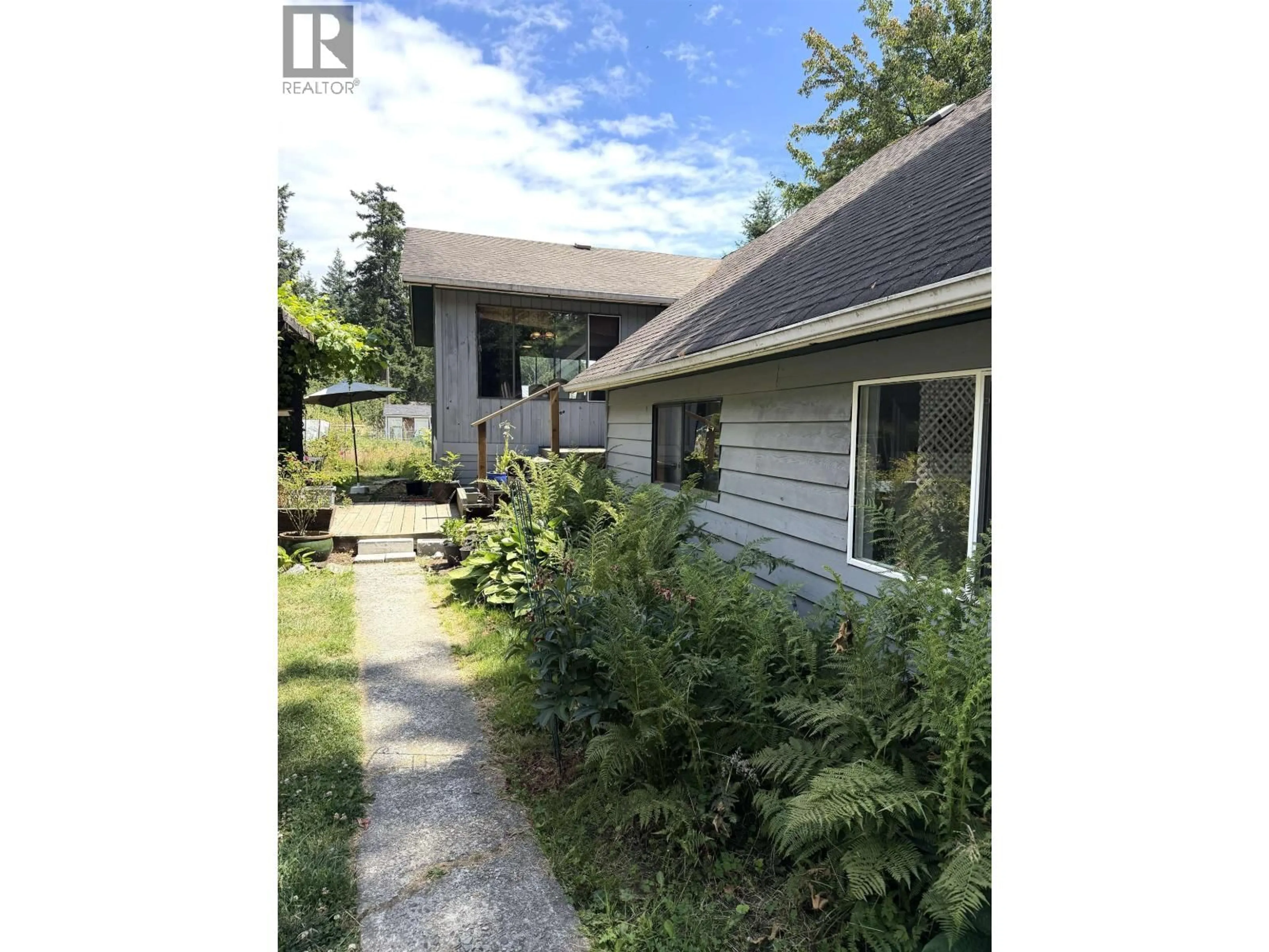 A pic from outside/outdoor area/front of a property/back of a property/a pic from drone, street for 988 CEMETERY ROAD, Gibsons British Columbia V0N1V7