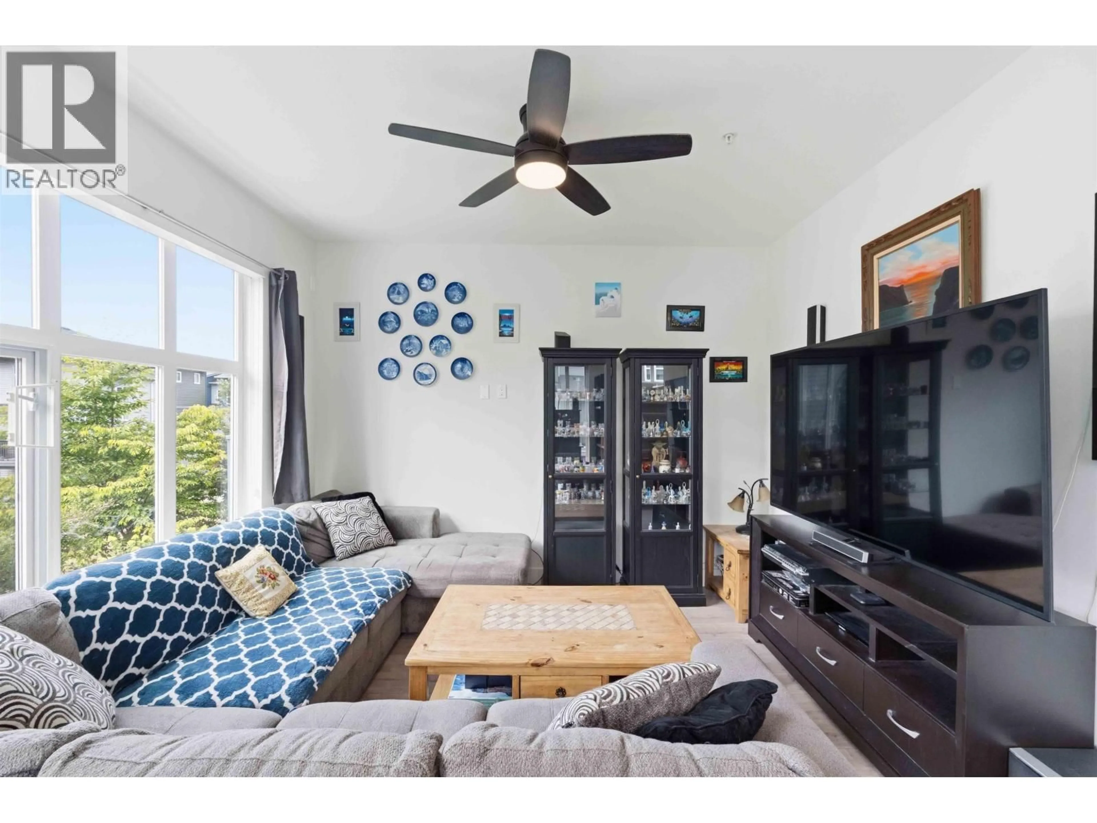 Living room with furniture, unknown for 21 - 24076 112 AVENUE, Maple Ridge British Columbia V2W0K2