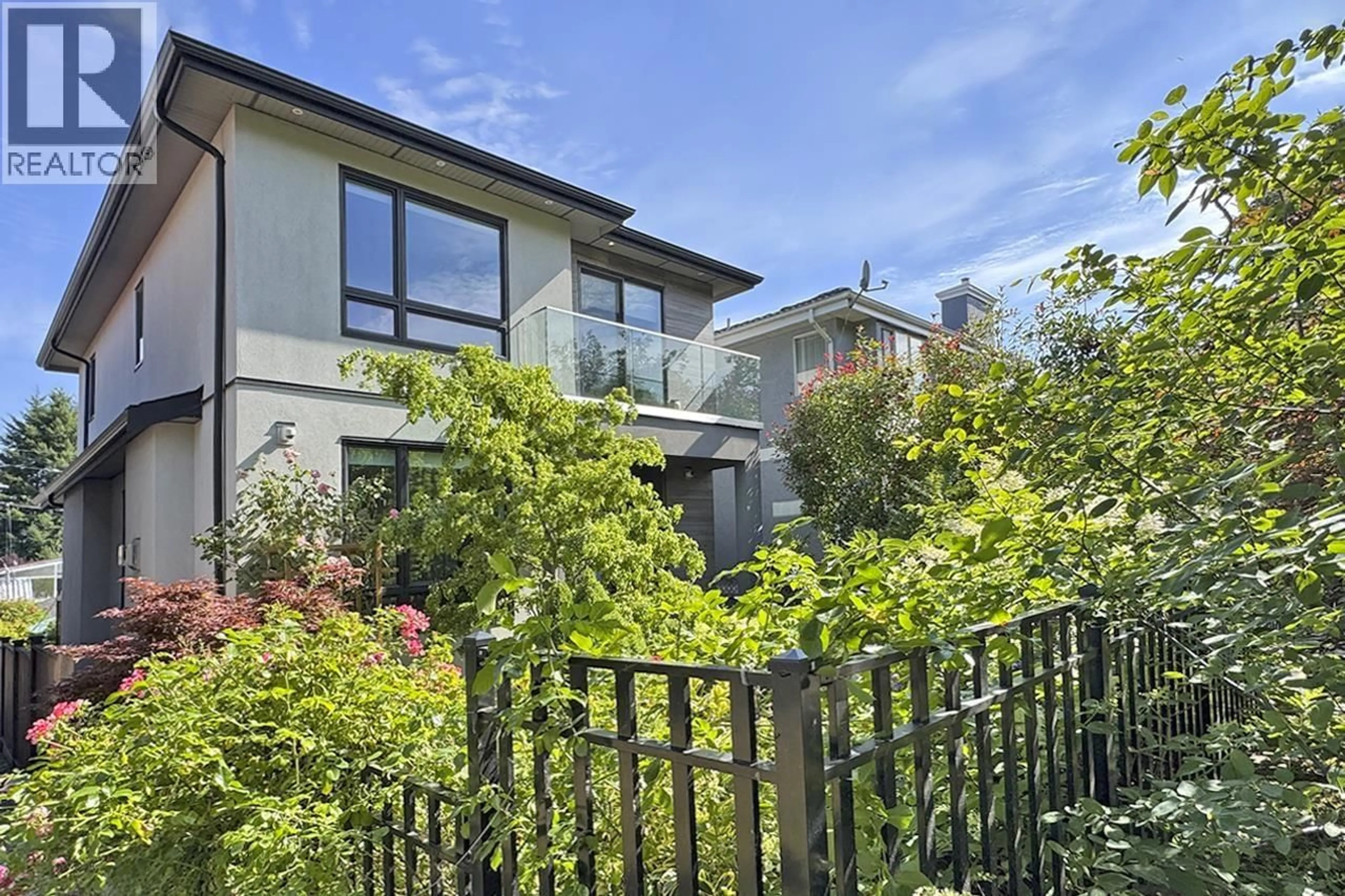 A pic from outside/outdoor area/front of a property/back of a property/a pic from drone, street for 3191 21ST AVENUE, Vancouver British Columbia V5M2W8