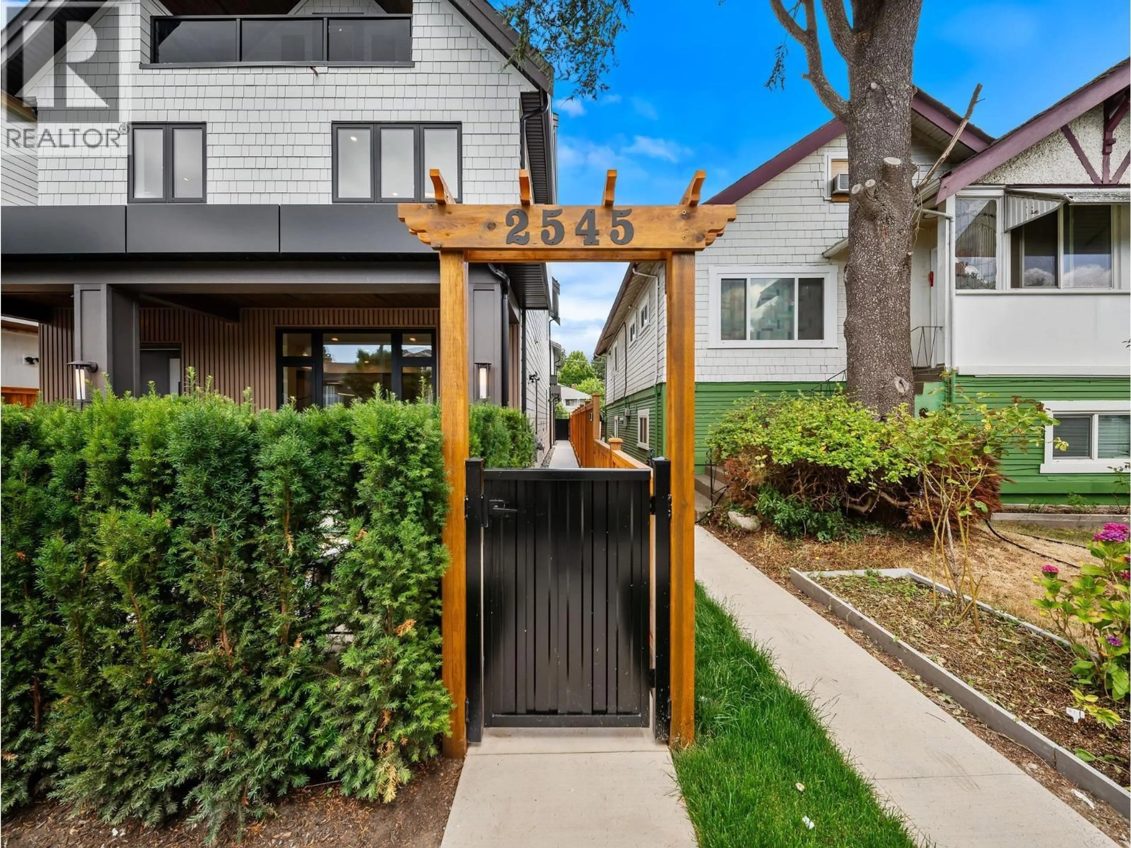 Indoor entryway for 2545 2ND AVENUE, Vancouver British Columbia V5M1C7