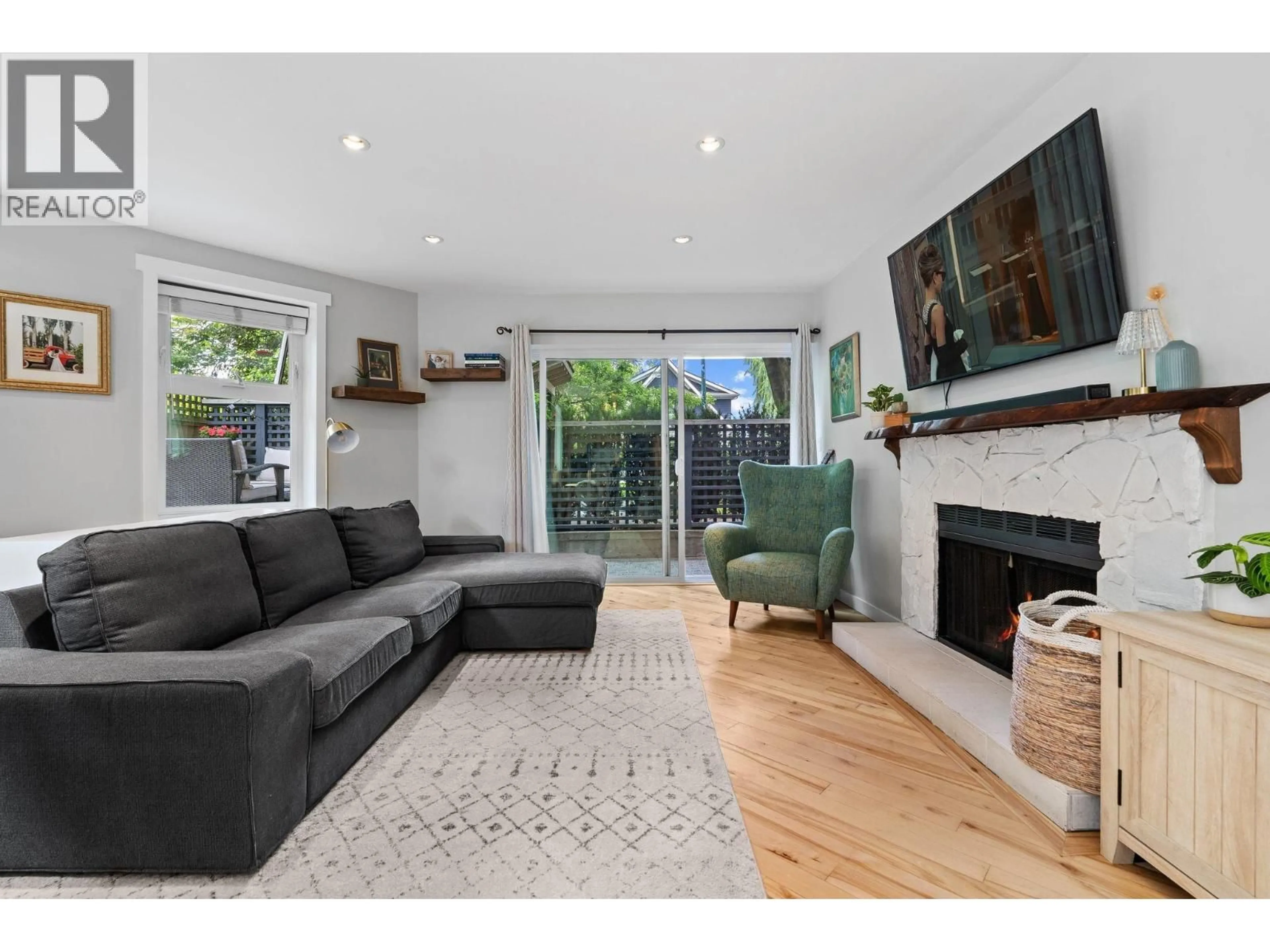 Living room with furniture, wood/laminate floor for 218 15TH AVENUE, Vancouver British Columbia V5Y1X9