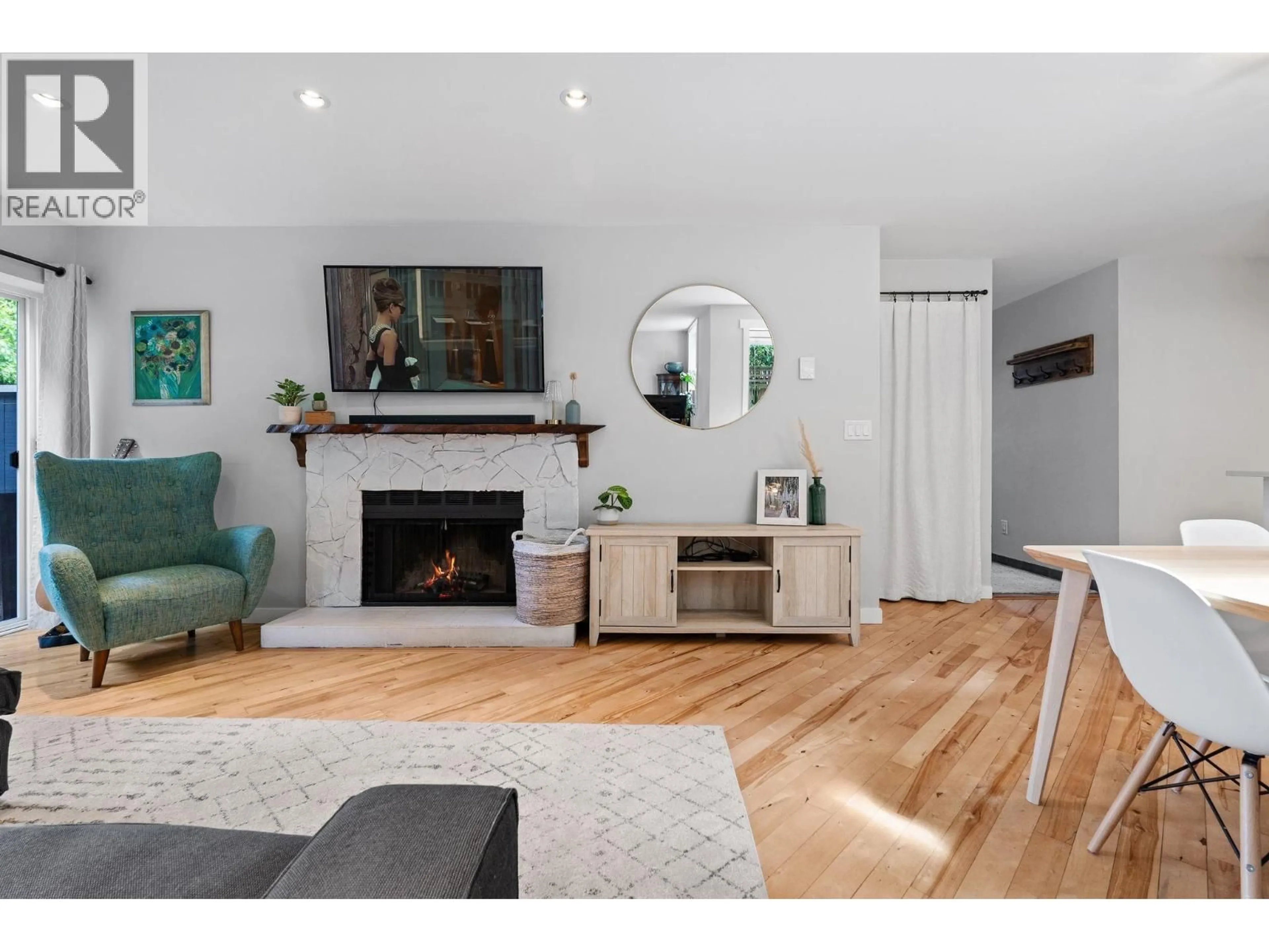 Living room with furniture, wood/laminate floor for 218 15TH AVENUE, Vancouver British Columbia V5Y1X9