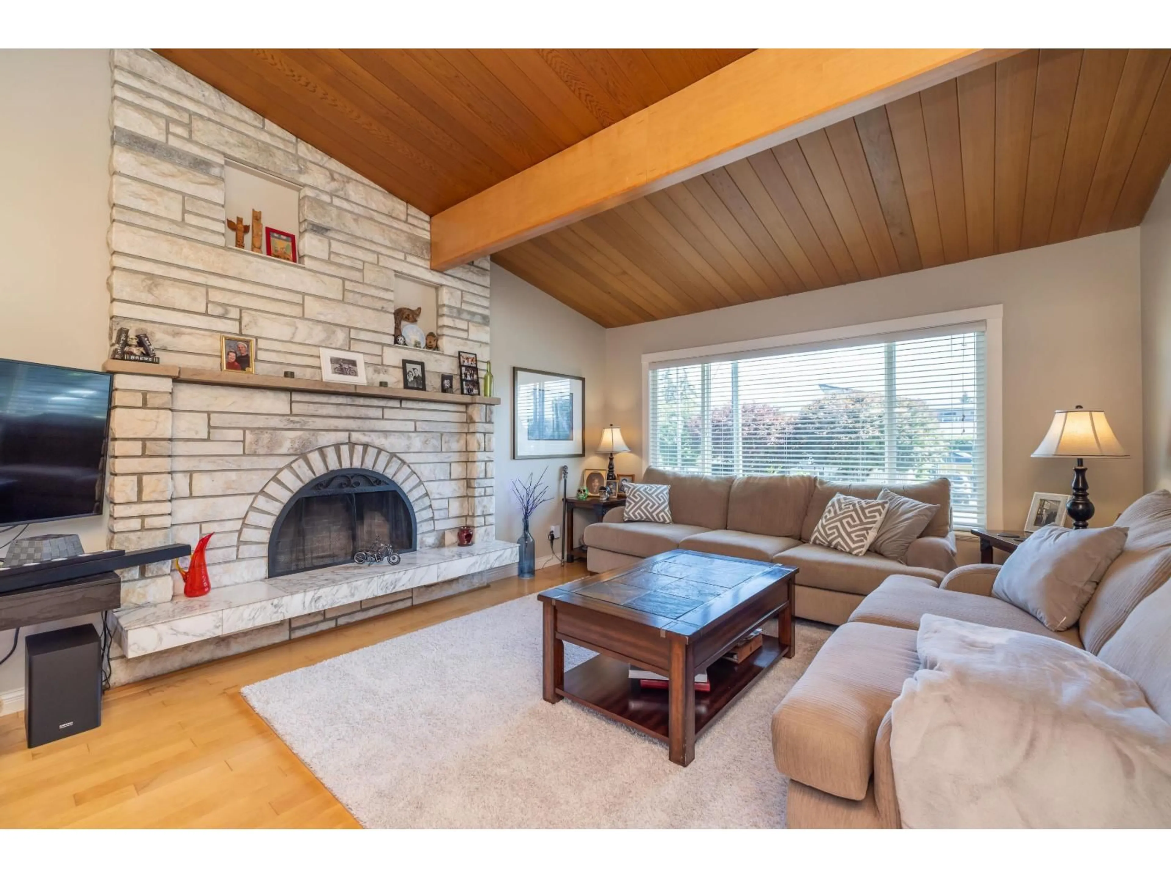 Living room with furniture, wood/laminate floor for 45793 LEWIS AVENUE, Chilliwack British Columbia V2P3C3
