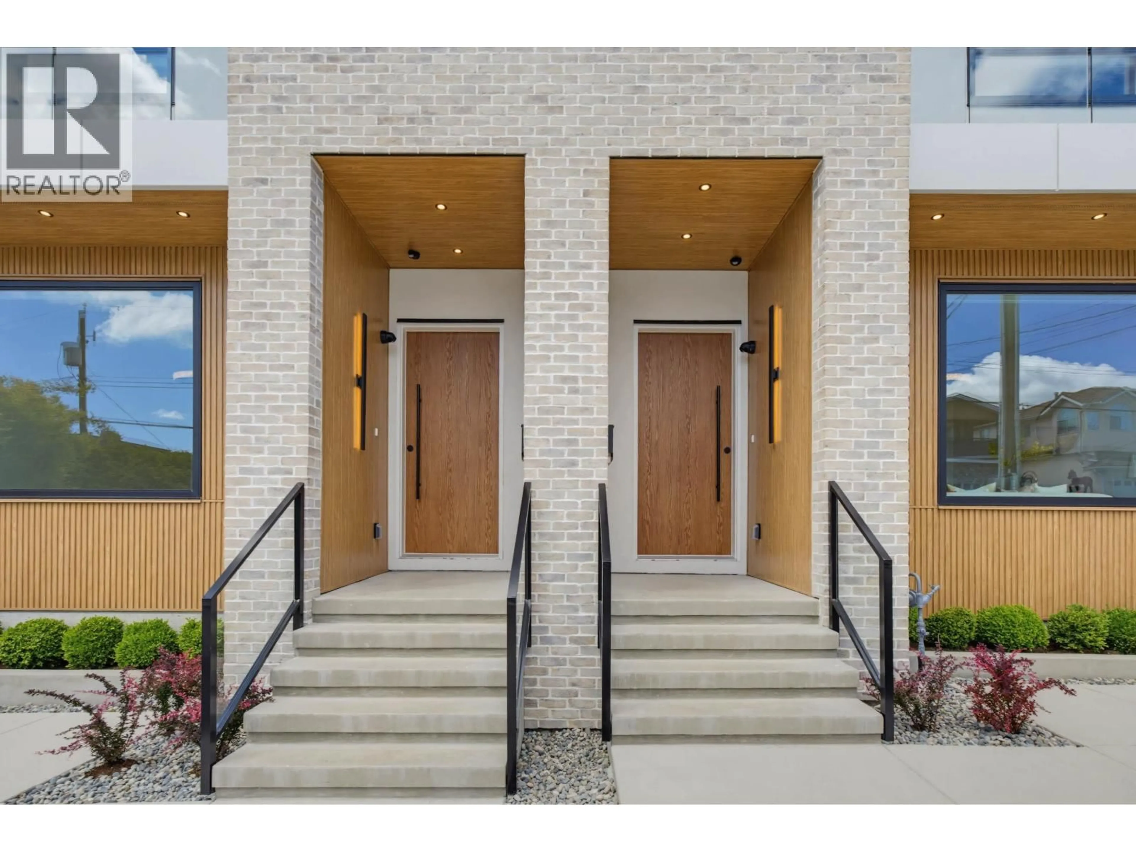 Indoor entryway for 1 - 5137 LORRAINE AVENUE, Burnaby British Columbia V5G2S3