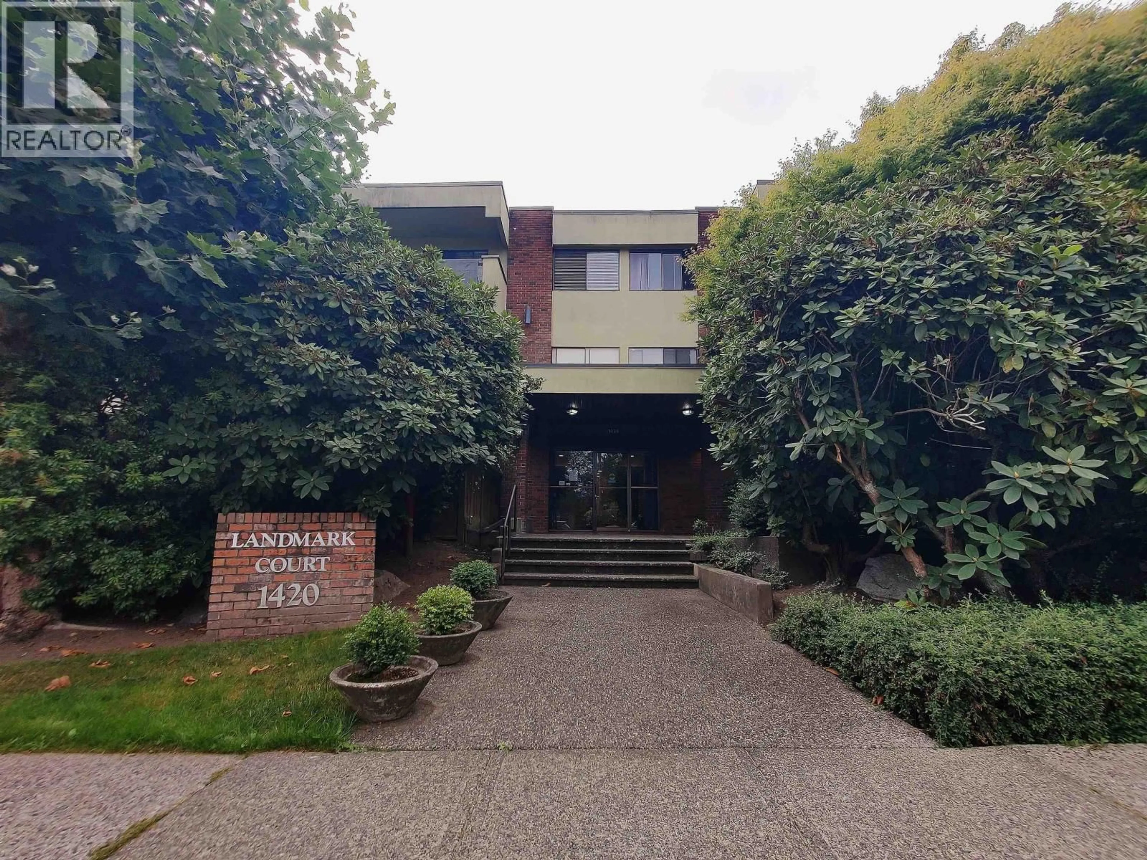 Indoor foyer for 108 - 1420 7TH AVENUE, Vancouver British Columbia V5N1R8