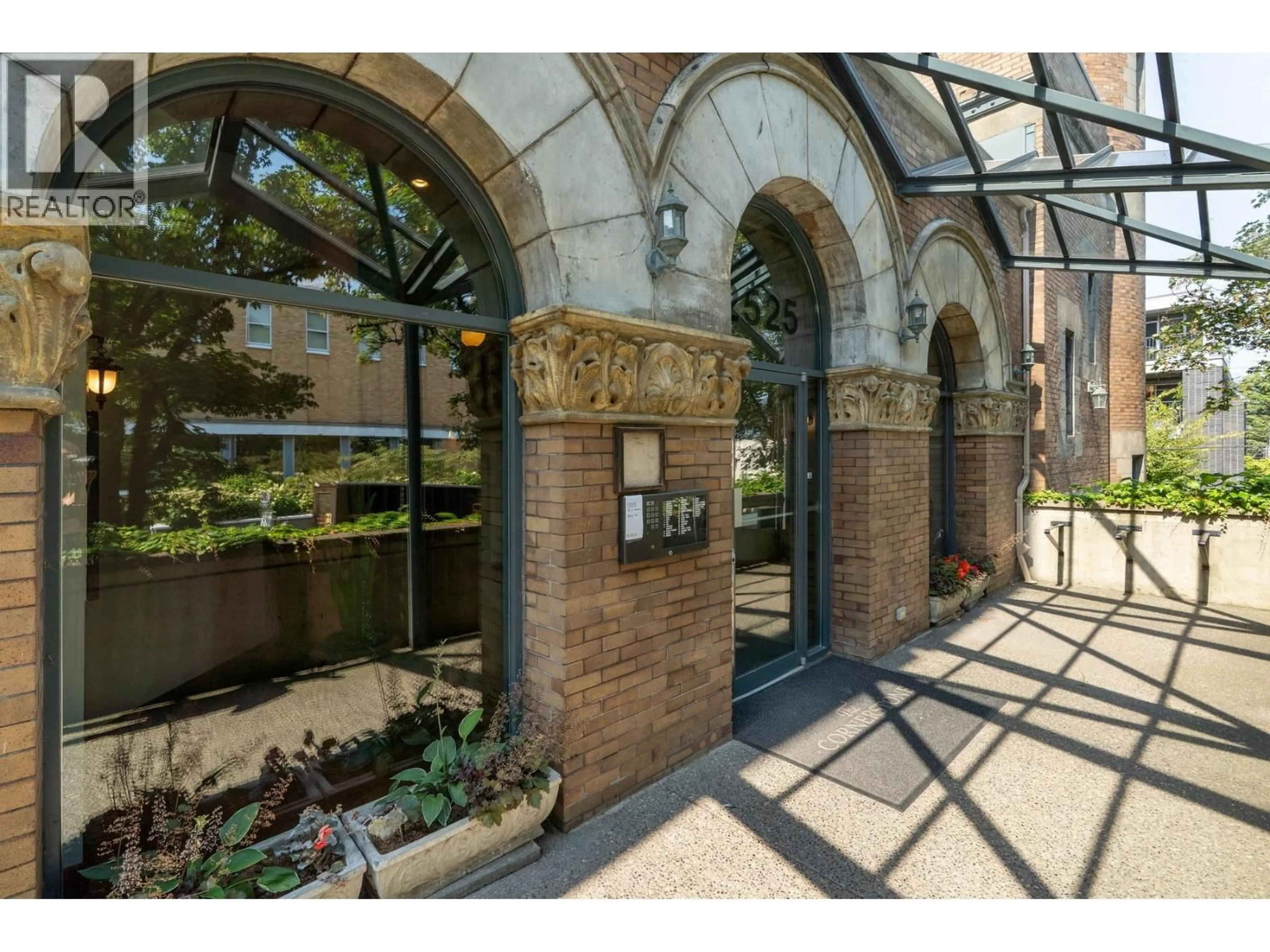 Indoor foyer for 204 - 2525 QUEBEC STREET, Vancouver British Columbia V5T4R5