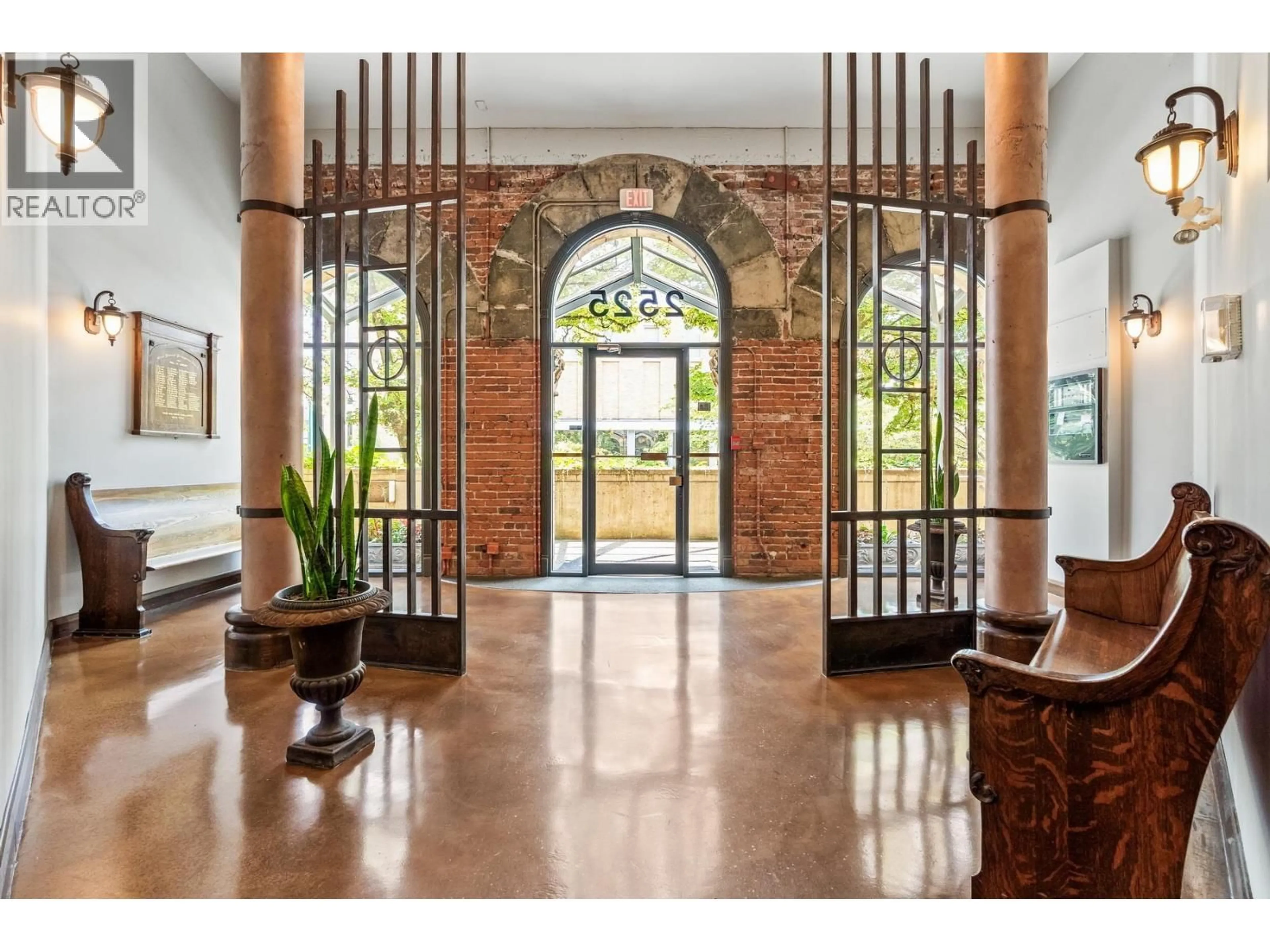 Indoor foyer for 204 - 2525 QUEBEC STREET, Vancouver British Columbia V5T4R5
