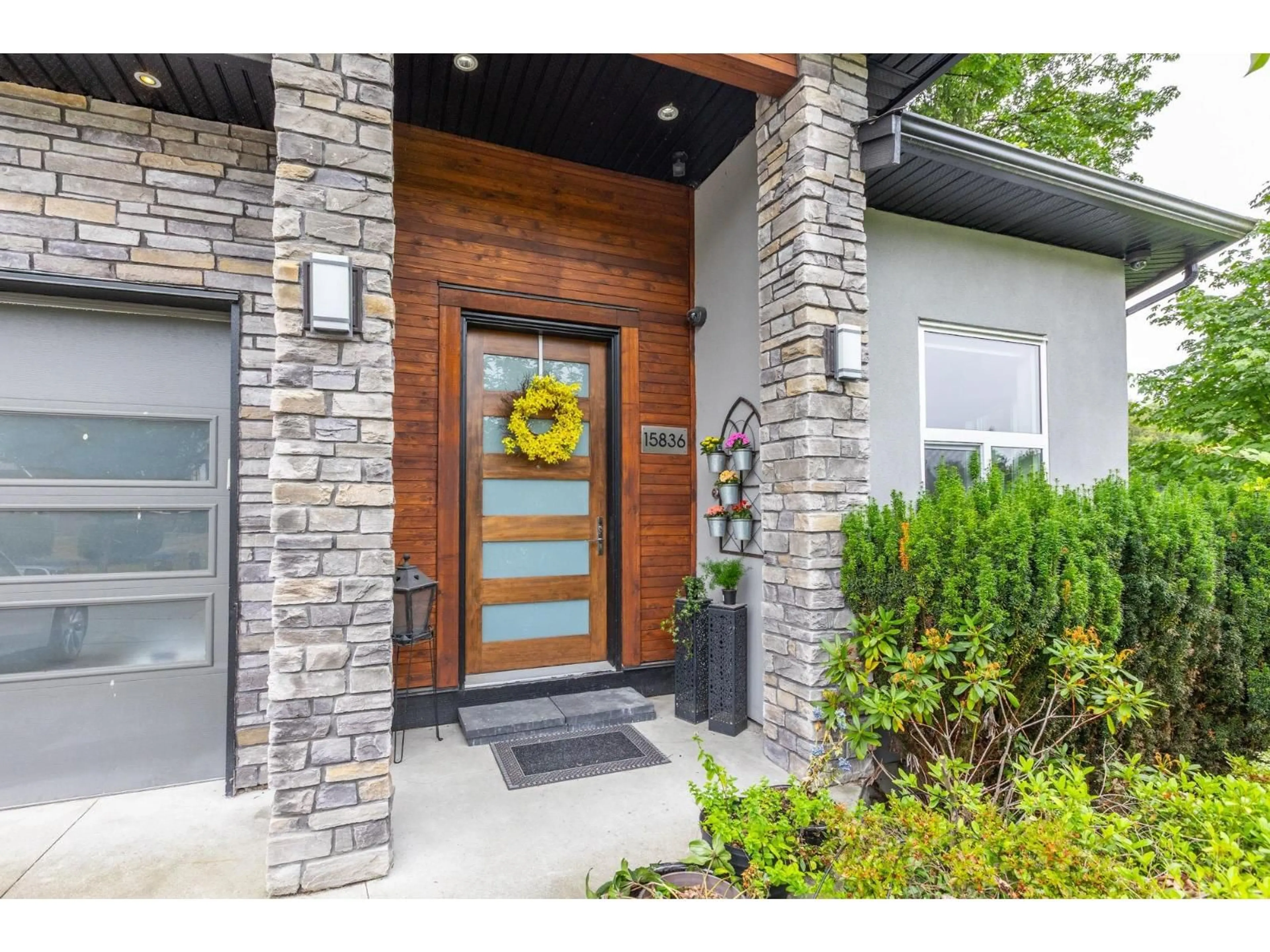 Indoor entryway for 15836 105A AVENUE, Surrey British Columbia V4N3J4