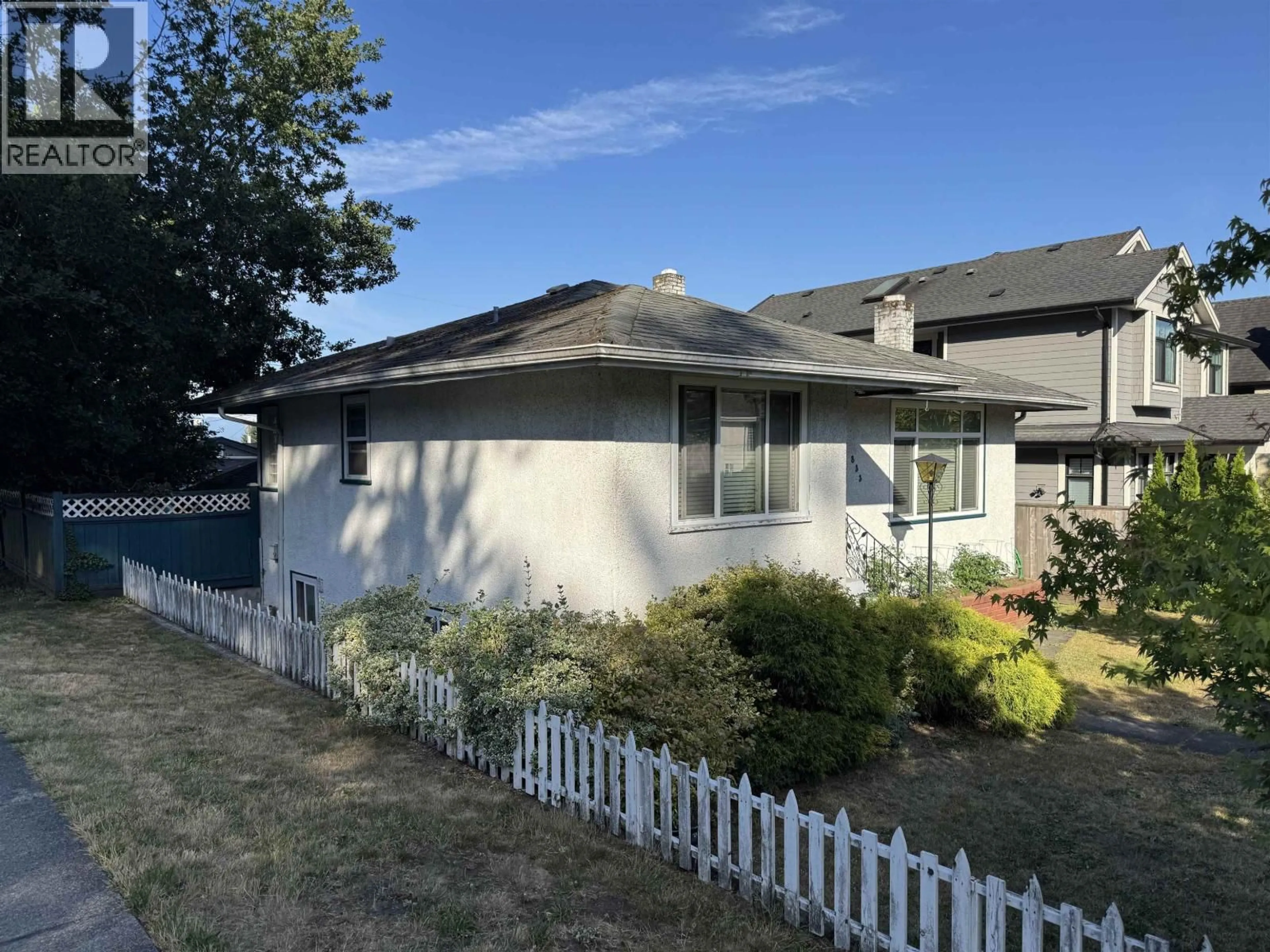 A pic from outside/outdoor area/front of a property/back of a property/a pic from drone, street for 833 SCOTT STREET, New Westminster British Columbia V3L4V1