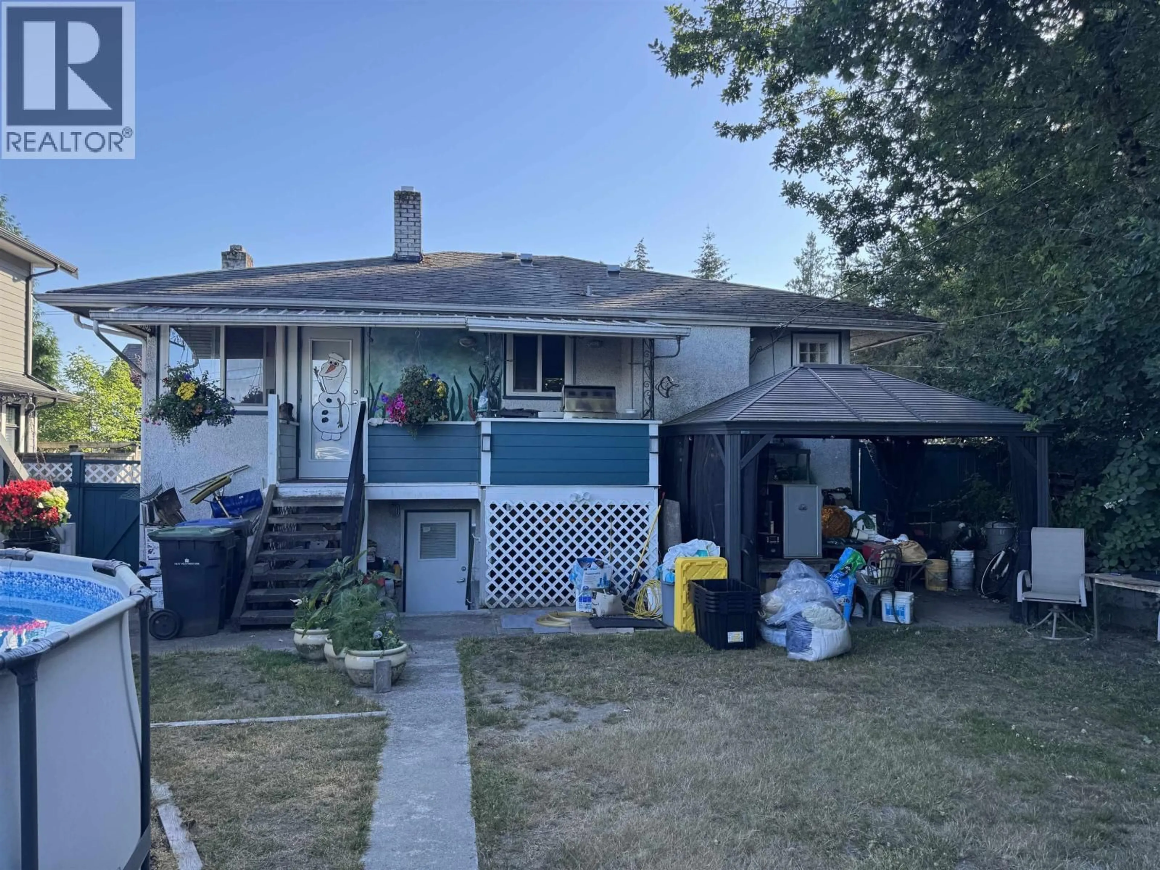 A pic from outside/outdoor area/front of a property/back of a property/a pic from drone, street for 833 SCOTT STREET, New Westminster British Columbia V3L4V1