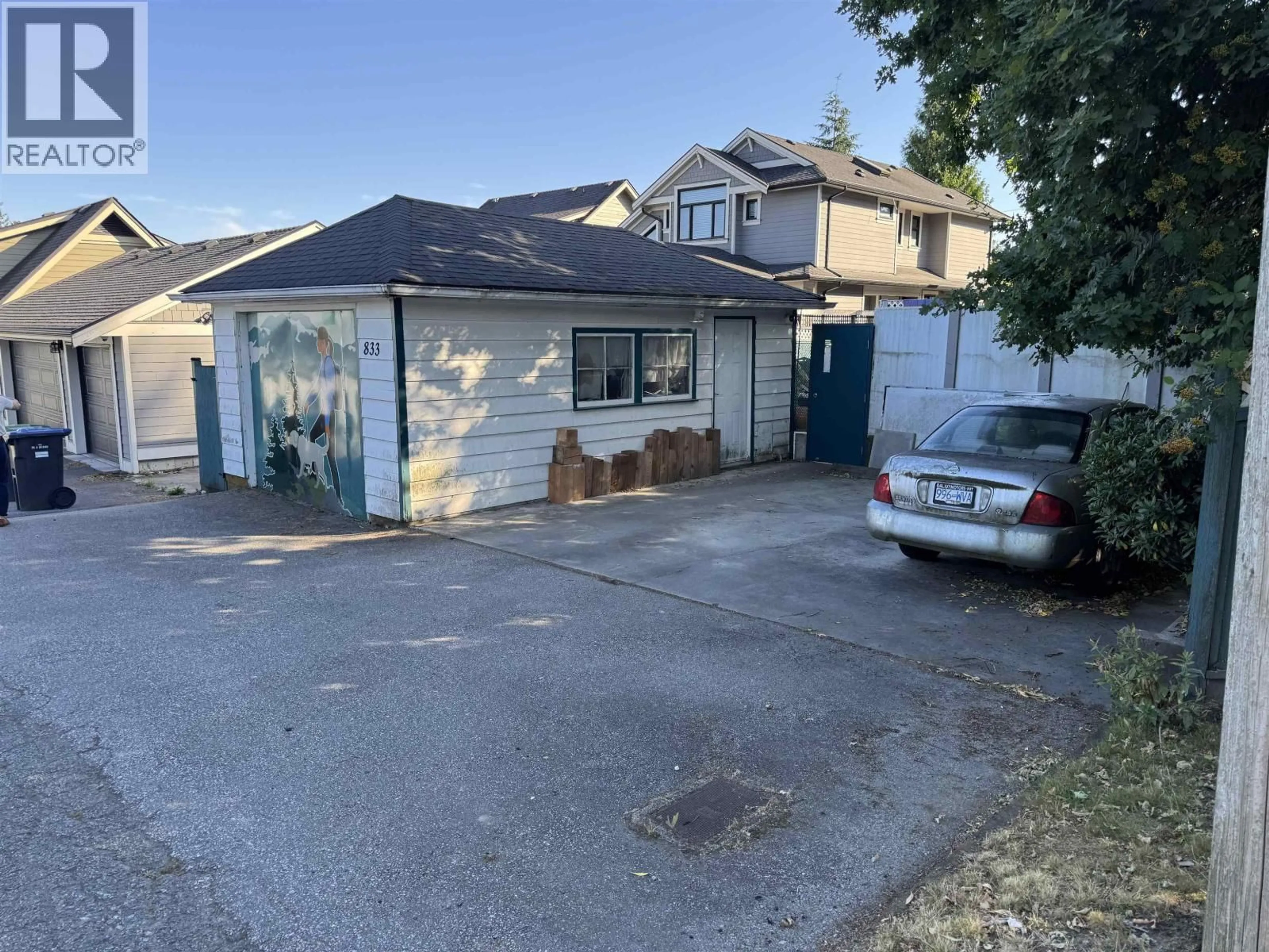 A pic from outside/outdoor area/front of a property/back of a property/a pic from drone, street for 833 SCOTT STREET, New Westminster British Columbia V3L4V1