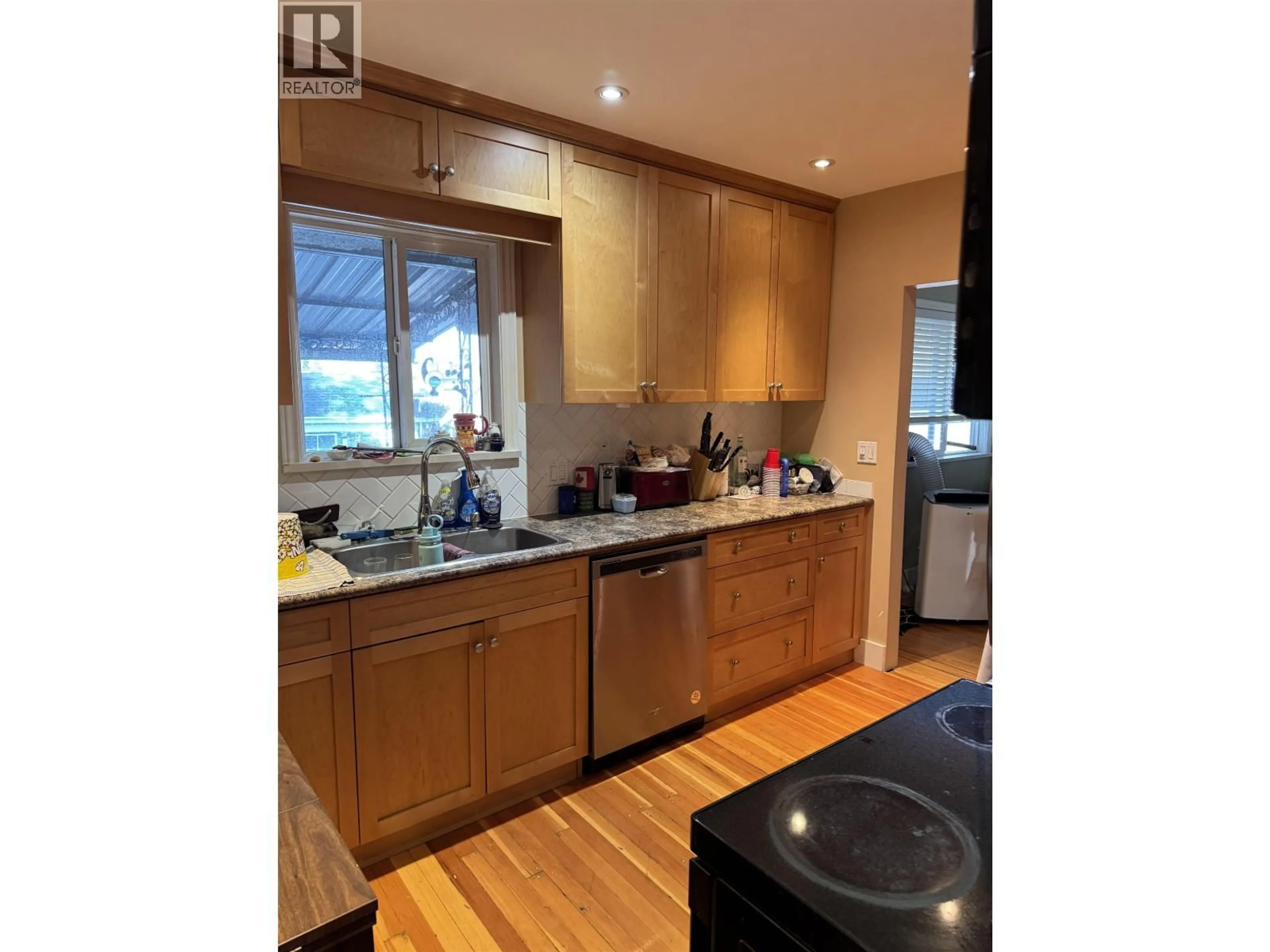 Open concept kitchen, wood/laminate floor for 833 SCOTT STREET, New Westminster British Columbia V3L4V1
