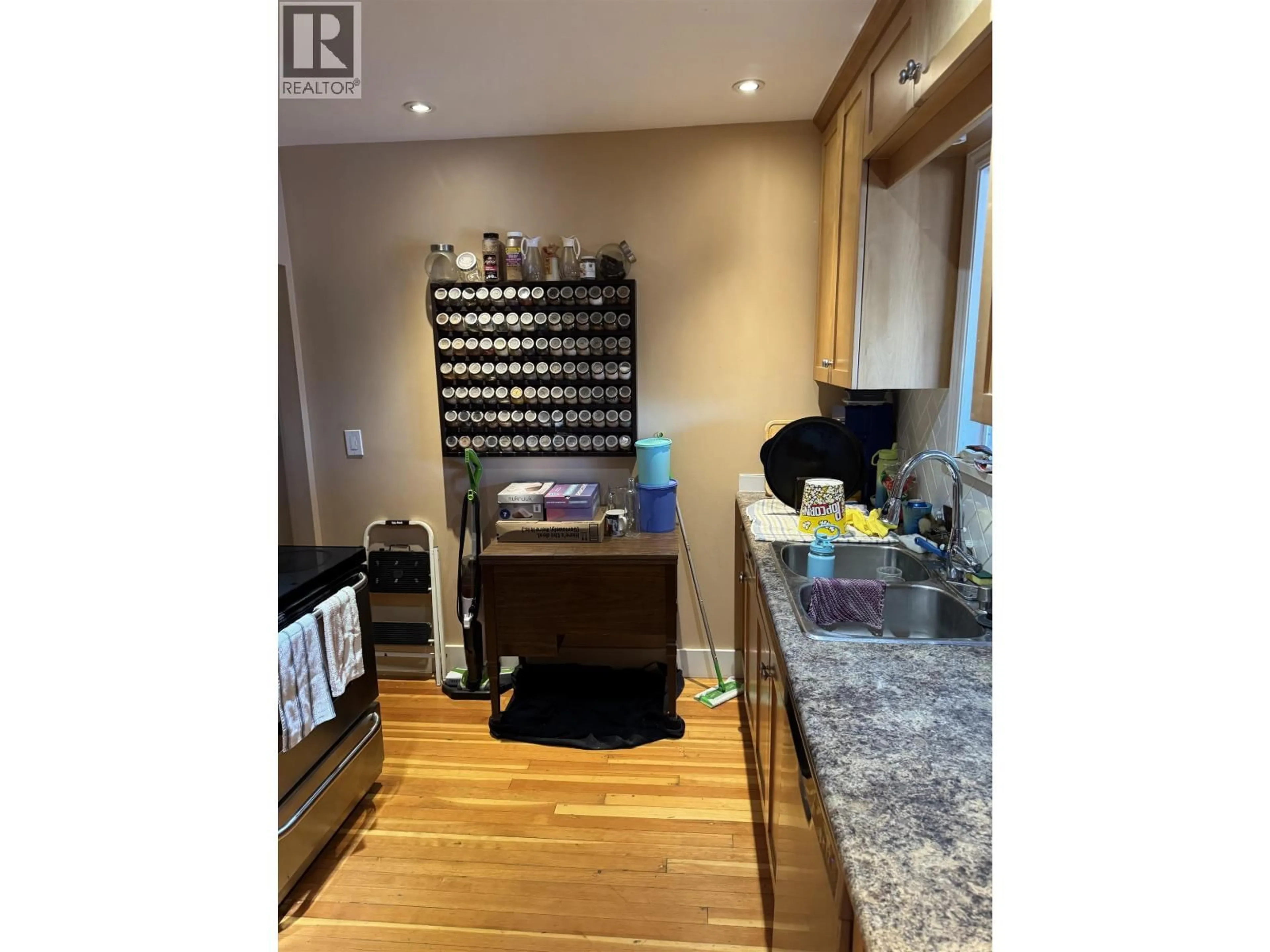 Open concept kitchen, wood/laminate floor for 833 SCOTT STREET, New Westminster British Columbia V3L4V1
