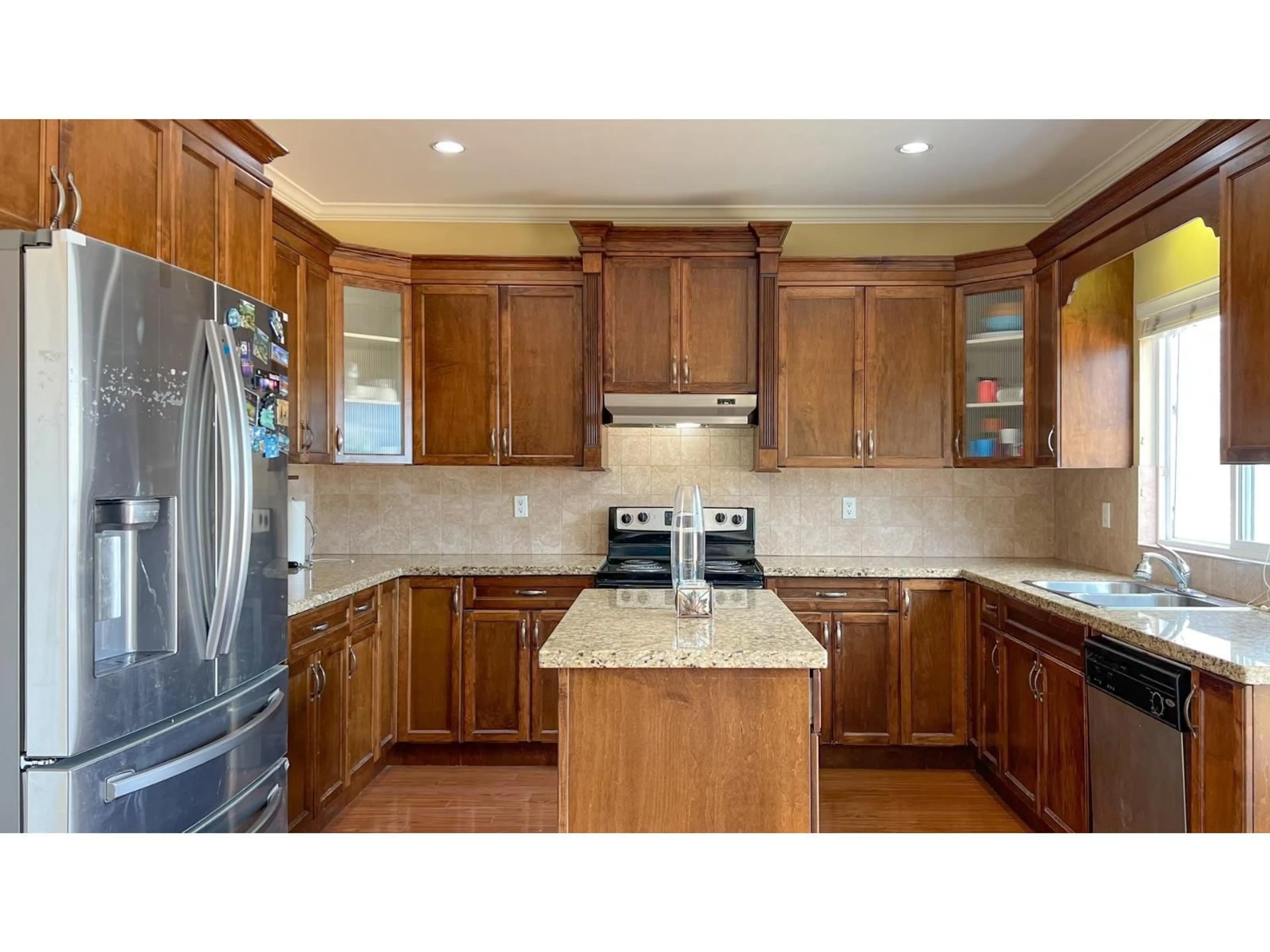 Open concept kitchen, unknown for 5942 165A STREET, Surrey British Columbia V3S4N9