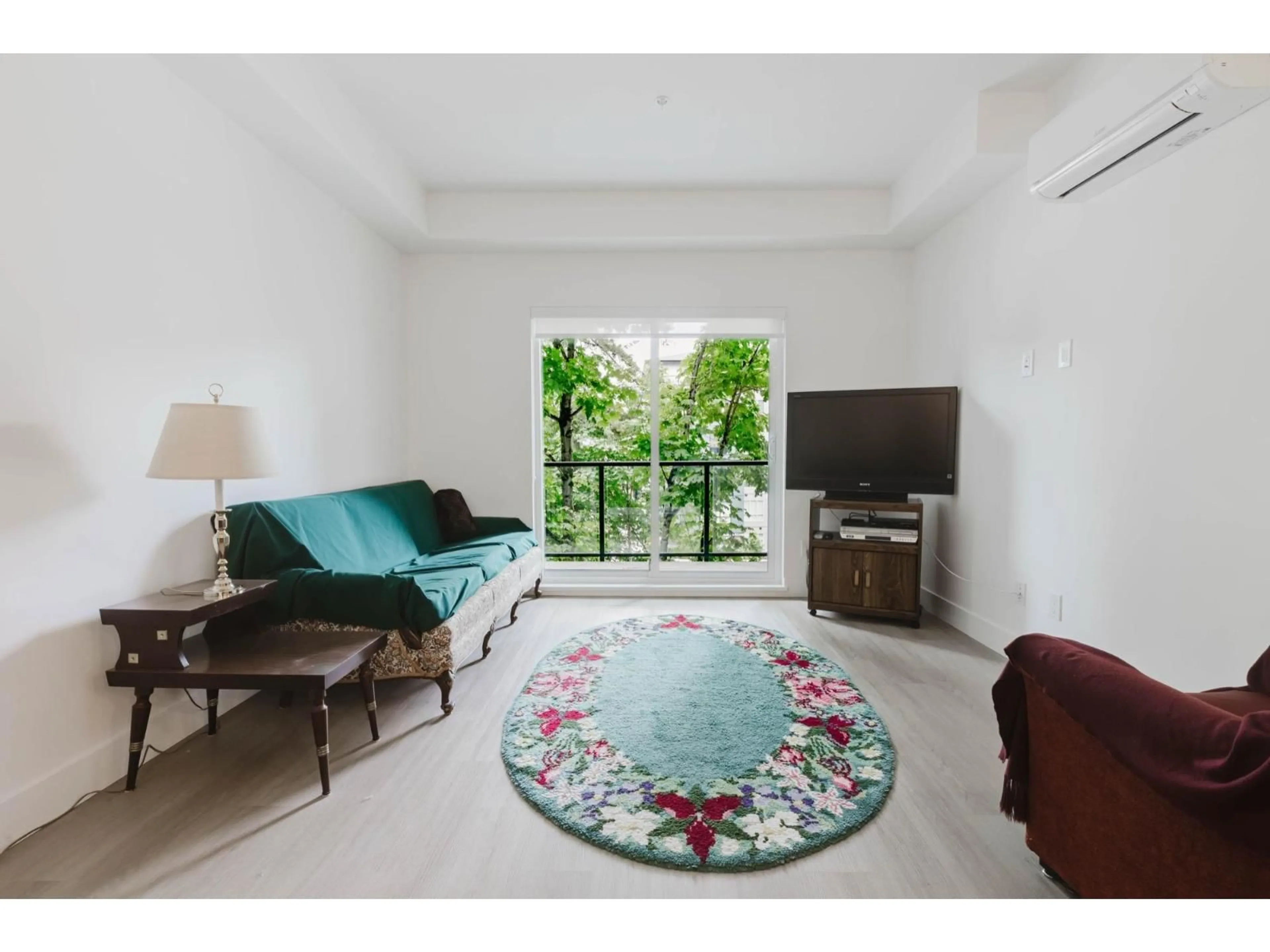 Living room with furniture, carpet floor for 418 - 3480 146A STREET, Surrey British Columbia V4P0H6