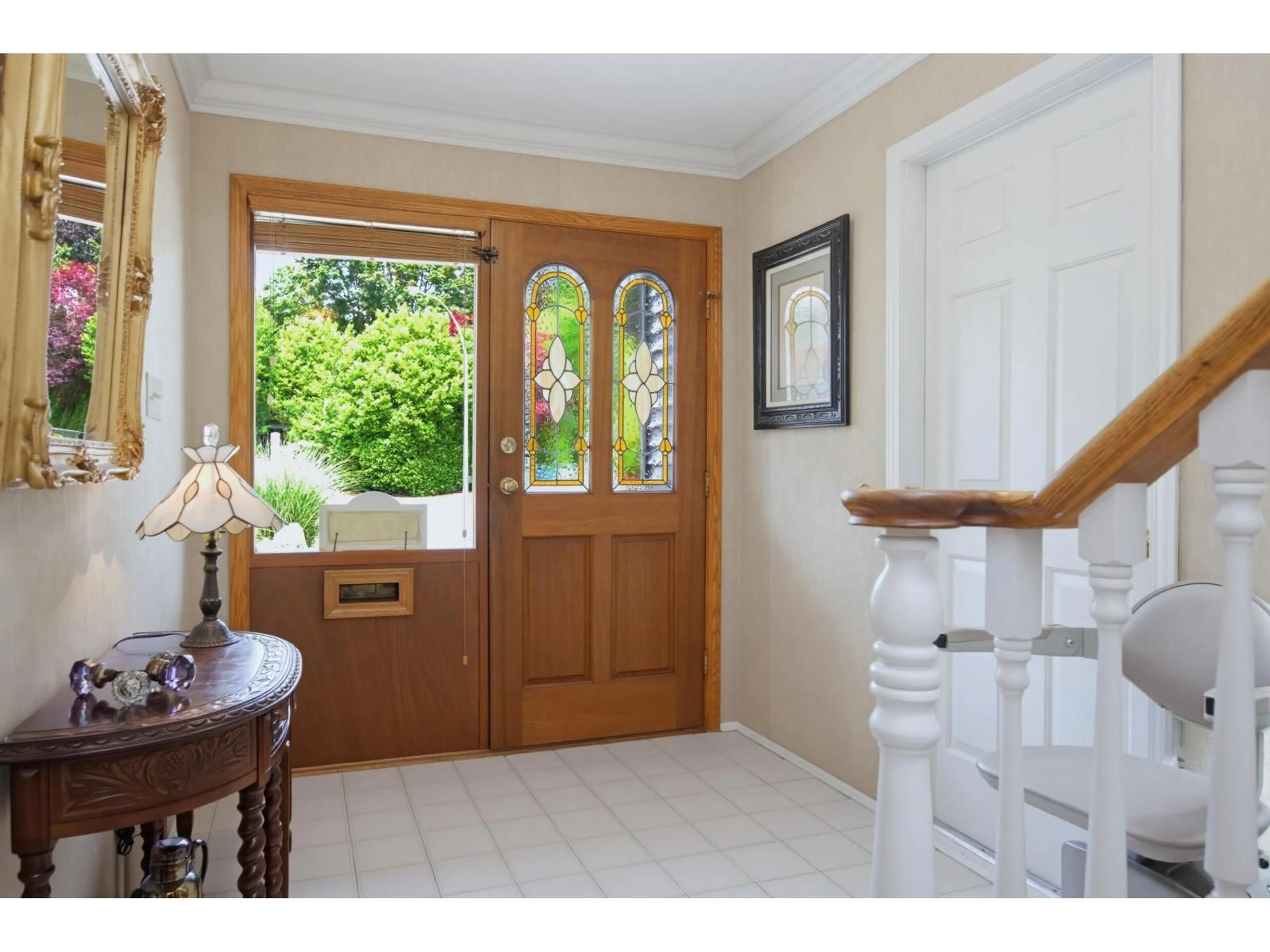 Indoor entryway for 16068 10A AVENUE, Surrey British Columbia V4A7W8