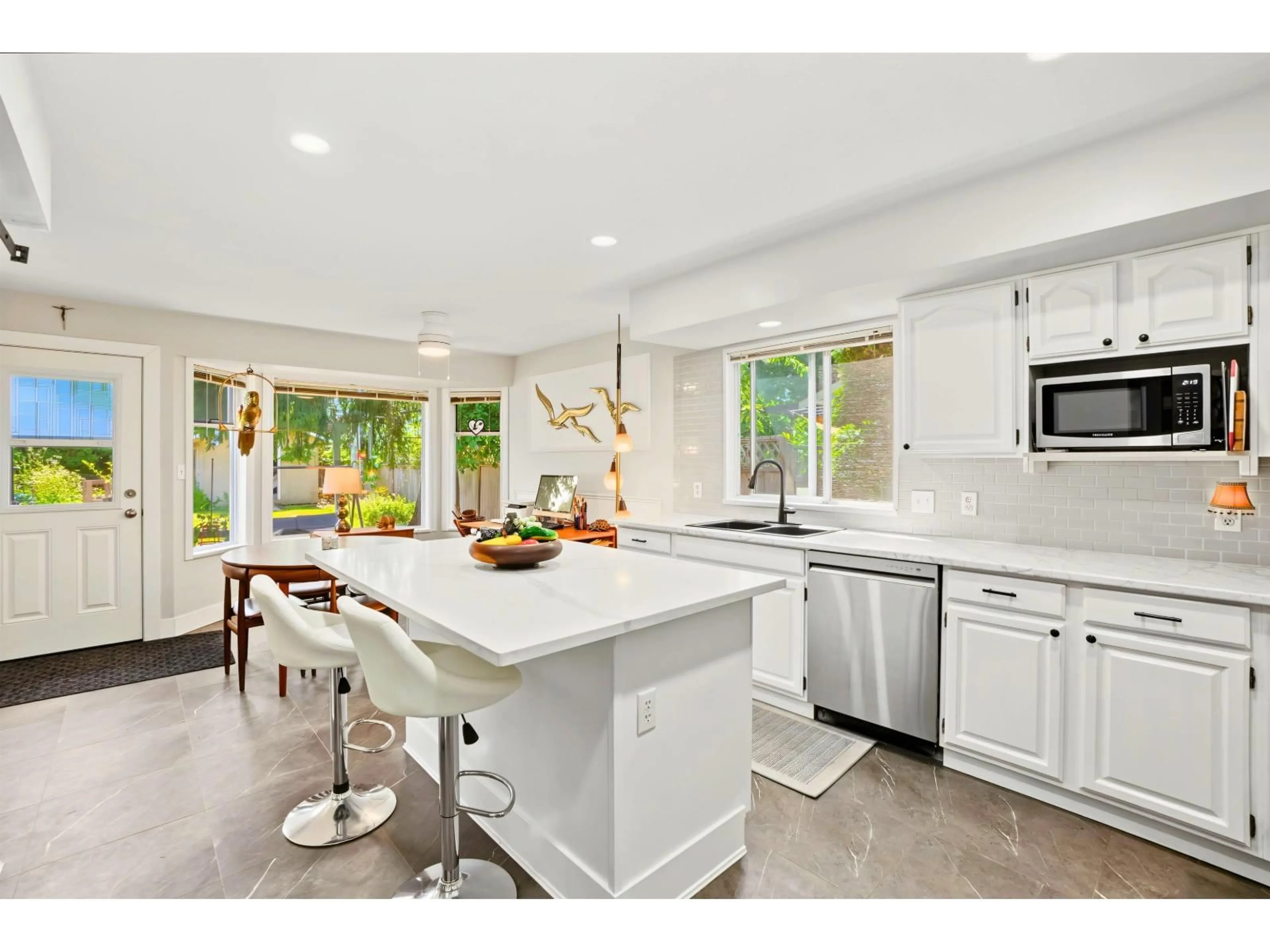 Open concept kitchen, ceramic/tile floor for 15578 112A AVENUE, Surrey British Columbia V3R0K5