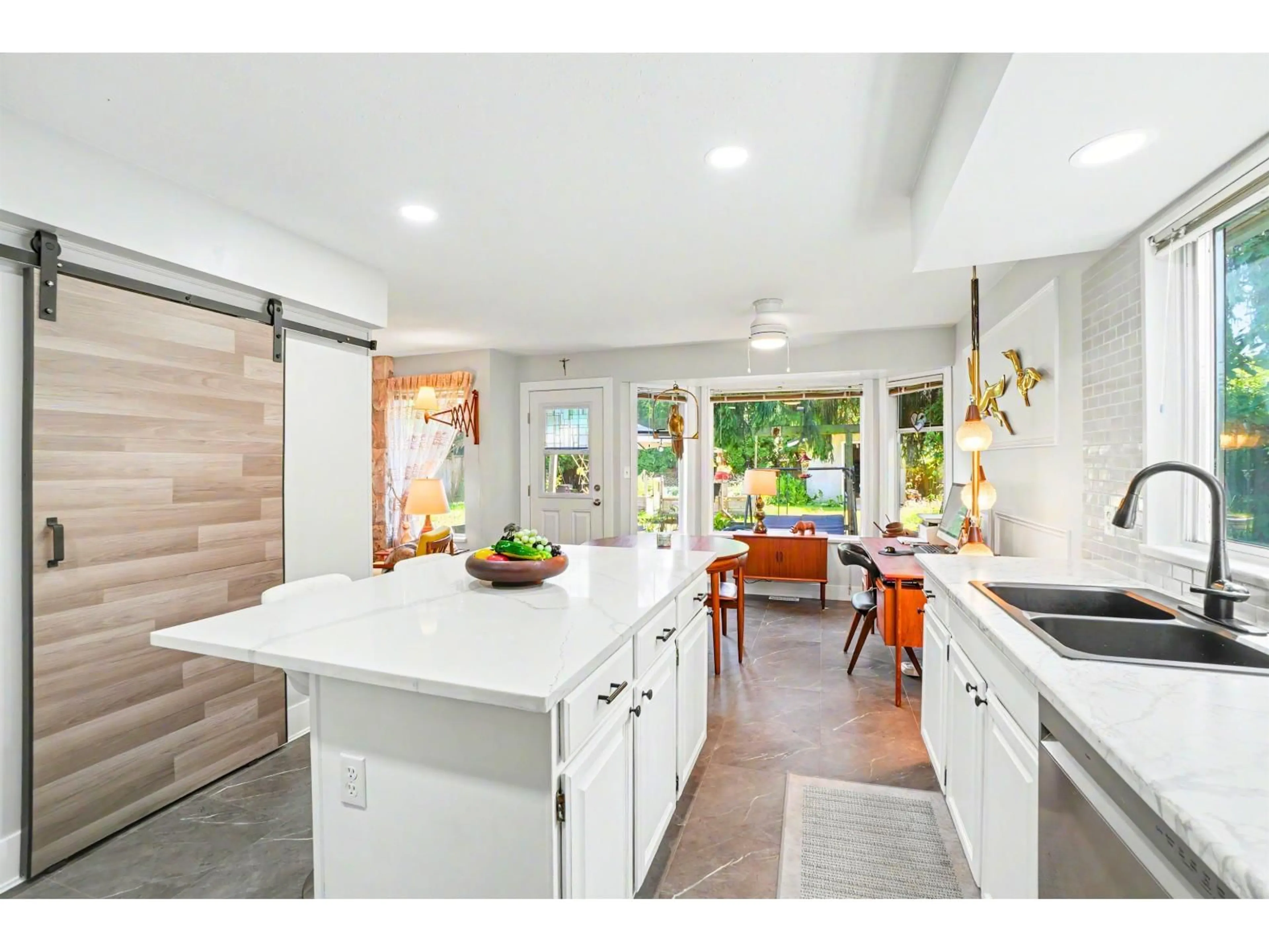 Open concept kitchen, ceramic/tile floor for 15578 112A AVENUE, Surrey British Columbia V3R0K5