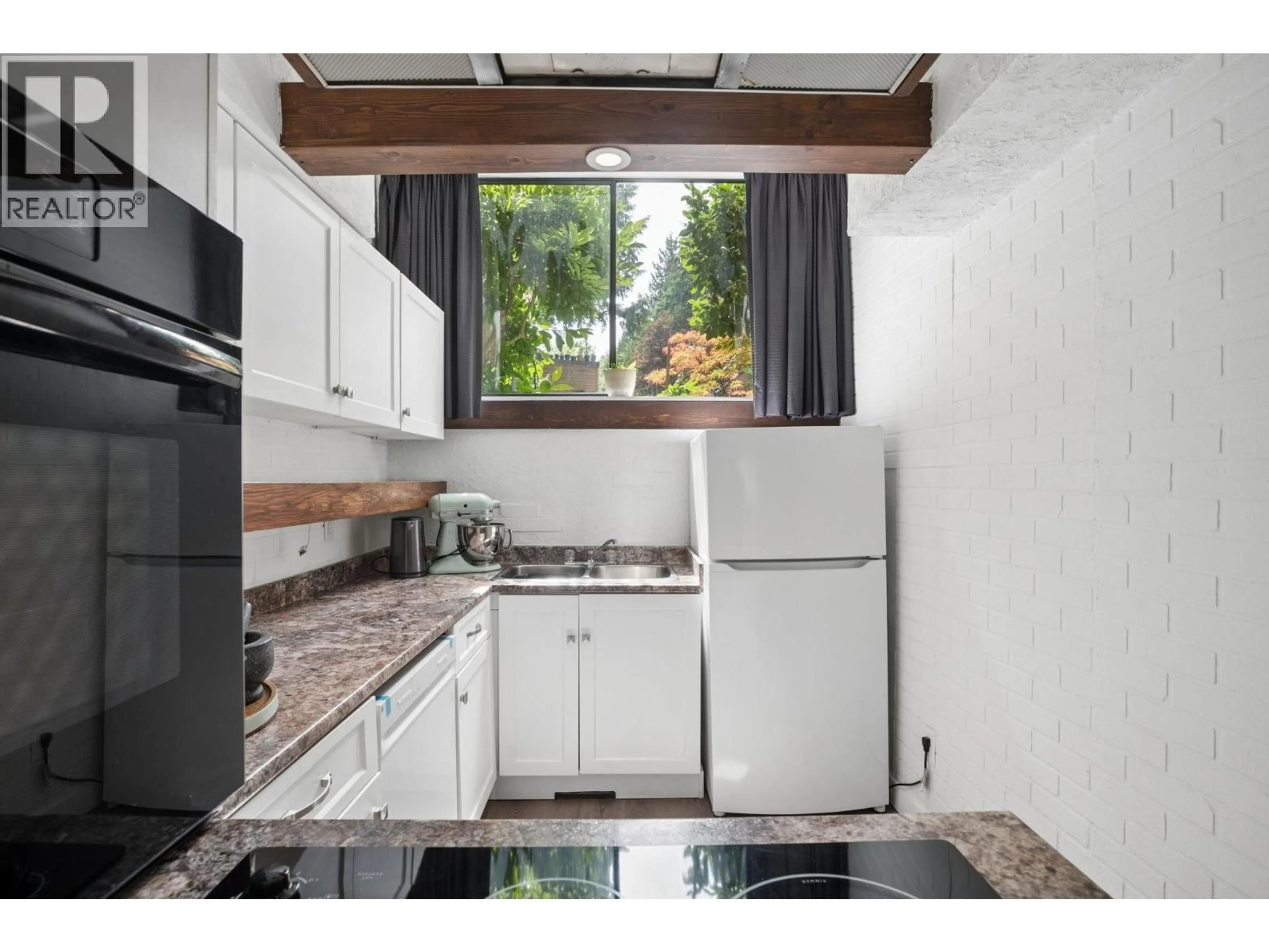Standard kitchen, unknown for 520 CARDIFF WAY, Port Moody British Columbia V3H3T3