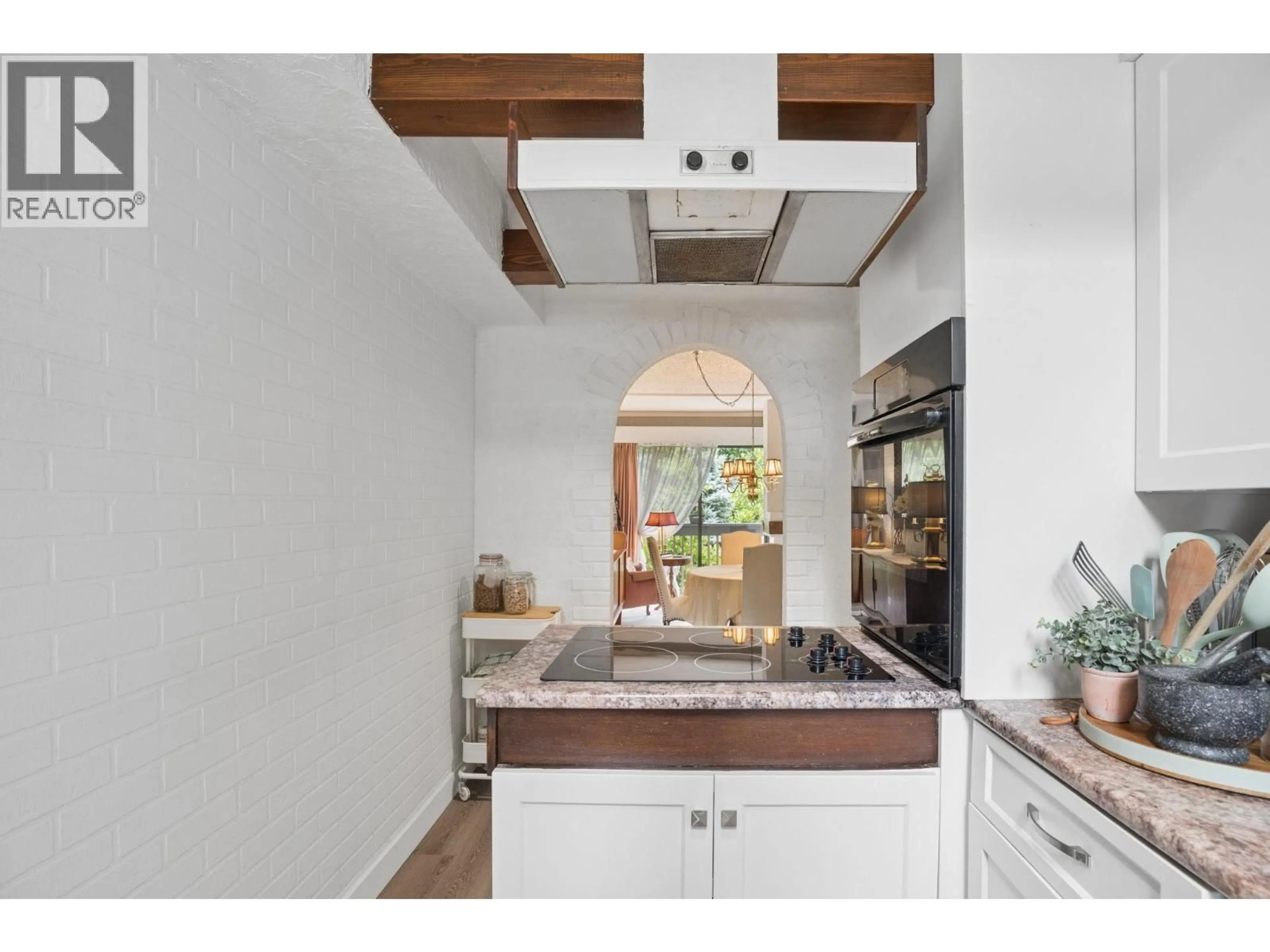 Open concept kitchen, ceramic/tile floor for 520 CARDIFF WAY, Port Moody British Columbia V3H3T3
