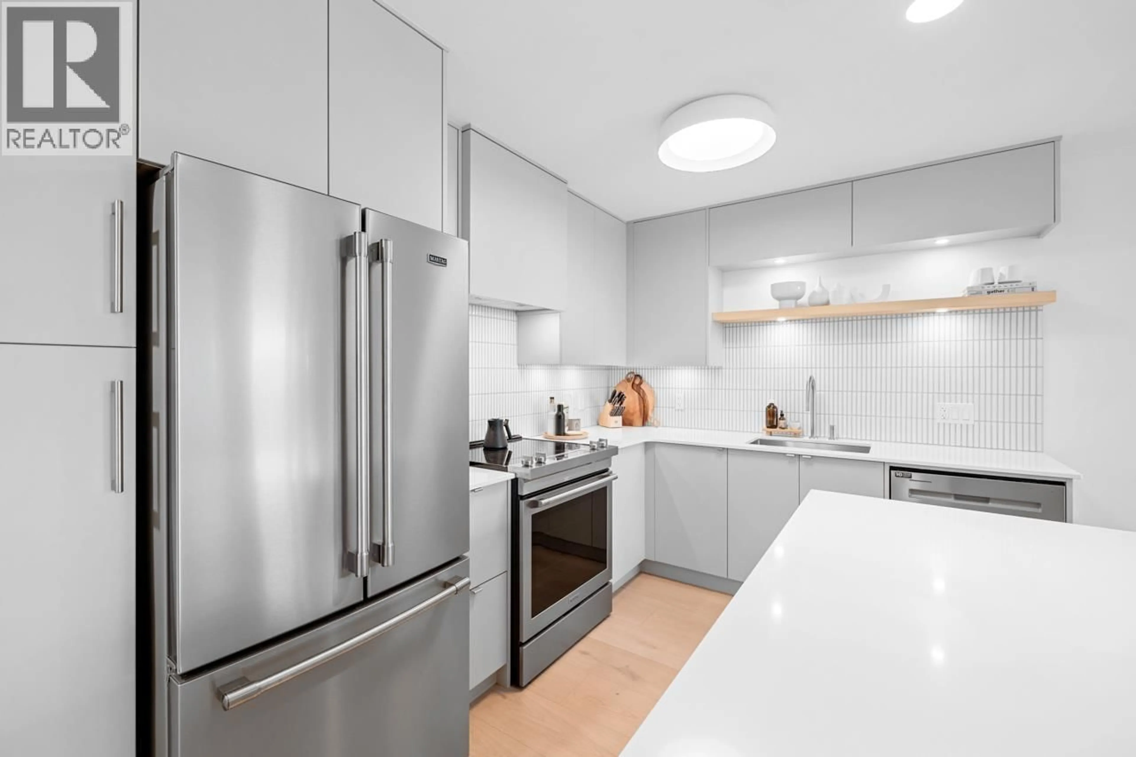 Contemporary kitchen, ceramic/tile floor for 14 - 624 SHAW ROAD, Gibsons British Columbia V0N1V8