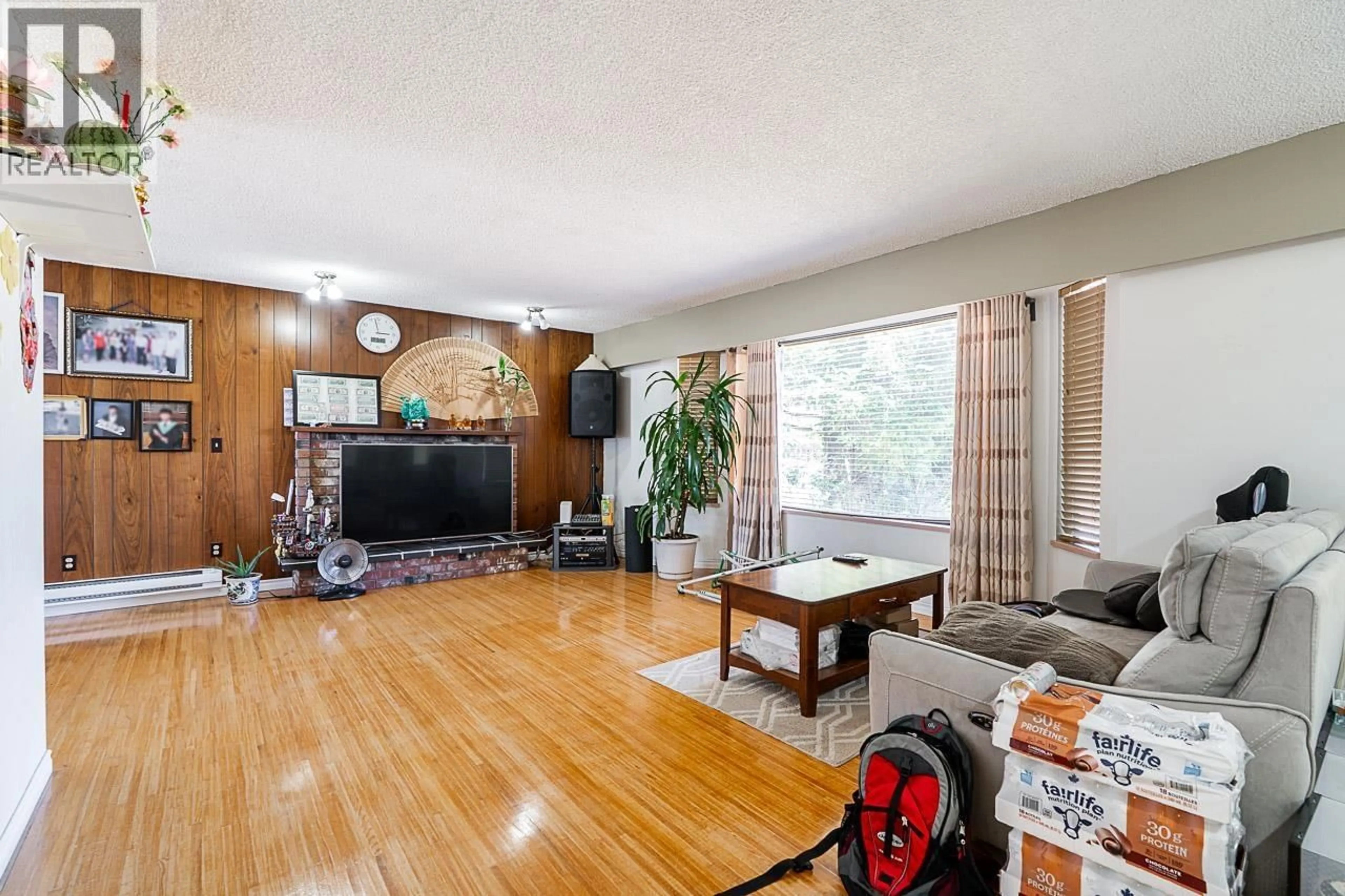 Living room with furniture, wood/laminate floor for 9071 NO. 4 ROAD, Richmond British Columbia V7A2Y8