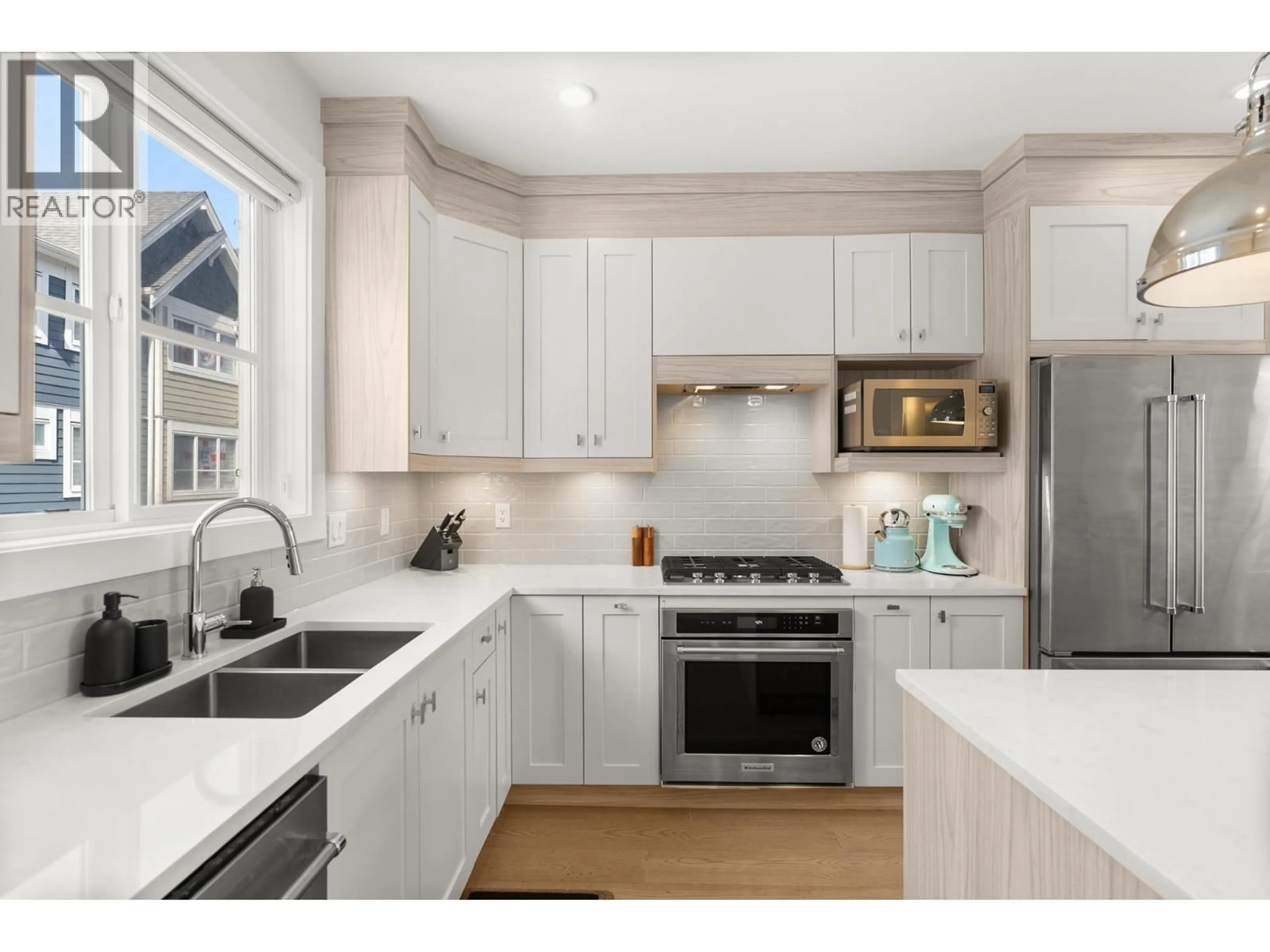 Open concept kitchen, ceramic/tile floor for 10 - 5377 8A AVENUE, Delta British Columbia V4M0E2