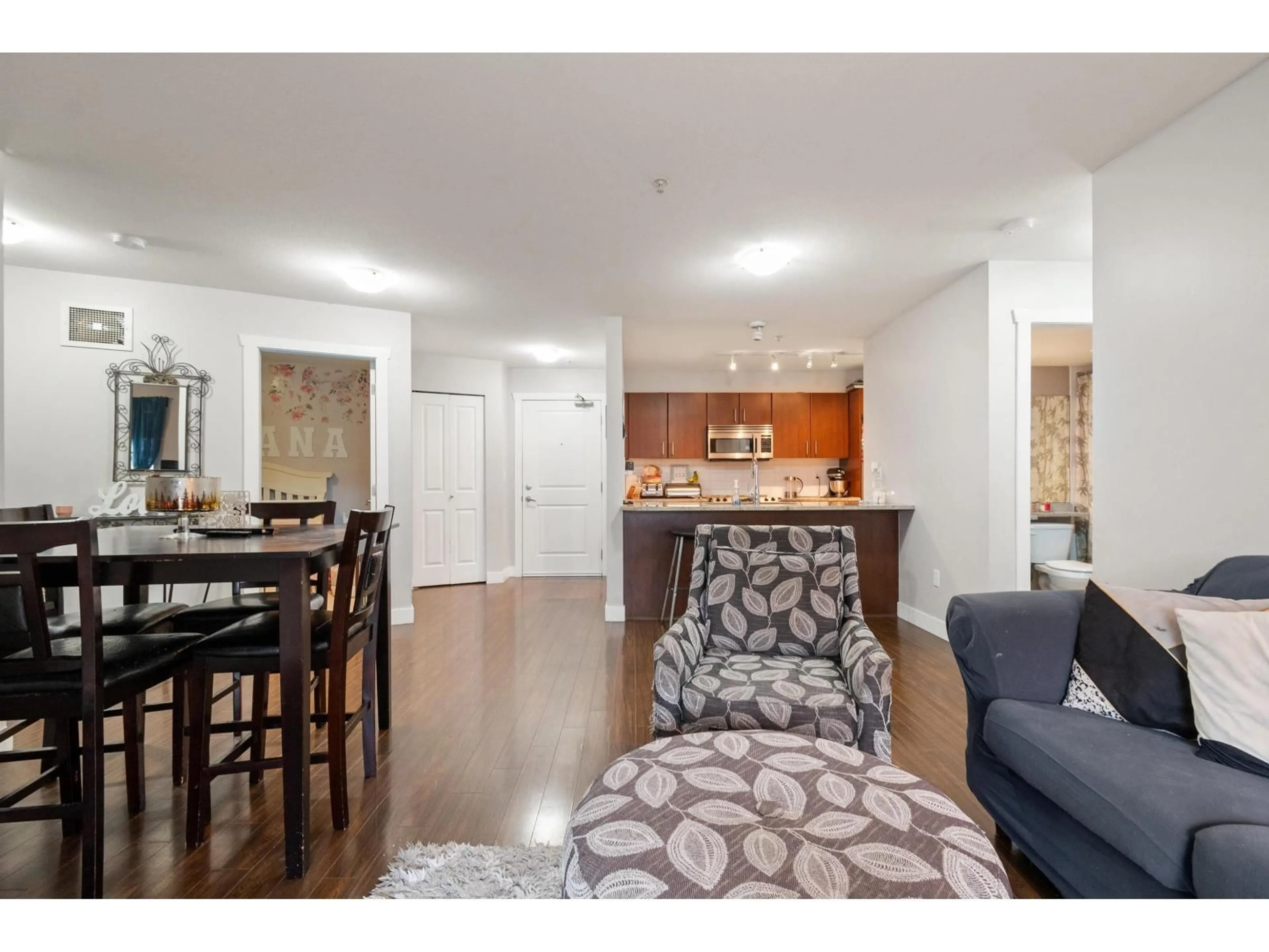 Living room with furniture, wood/laminate floor for 209 - 45567 YALE ROAD, Chilliwack British Columbia V2P0B2