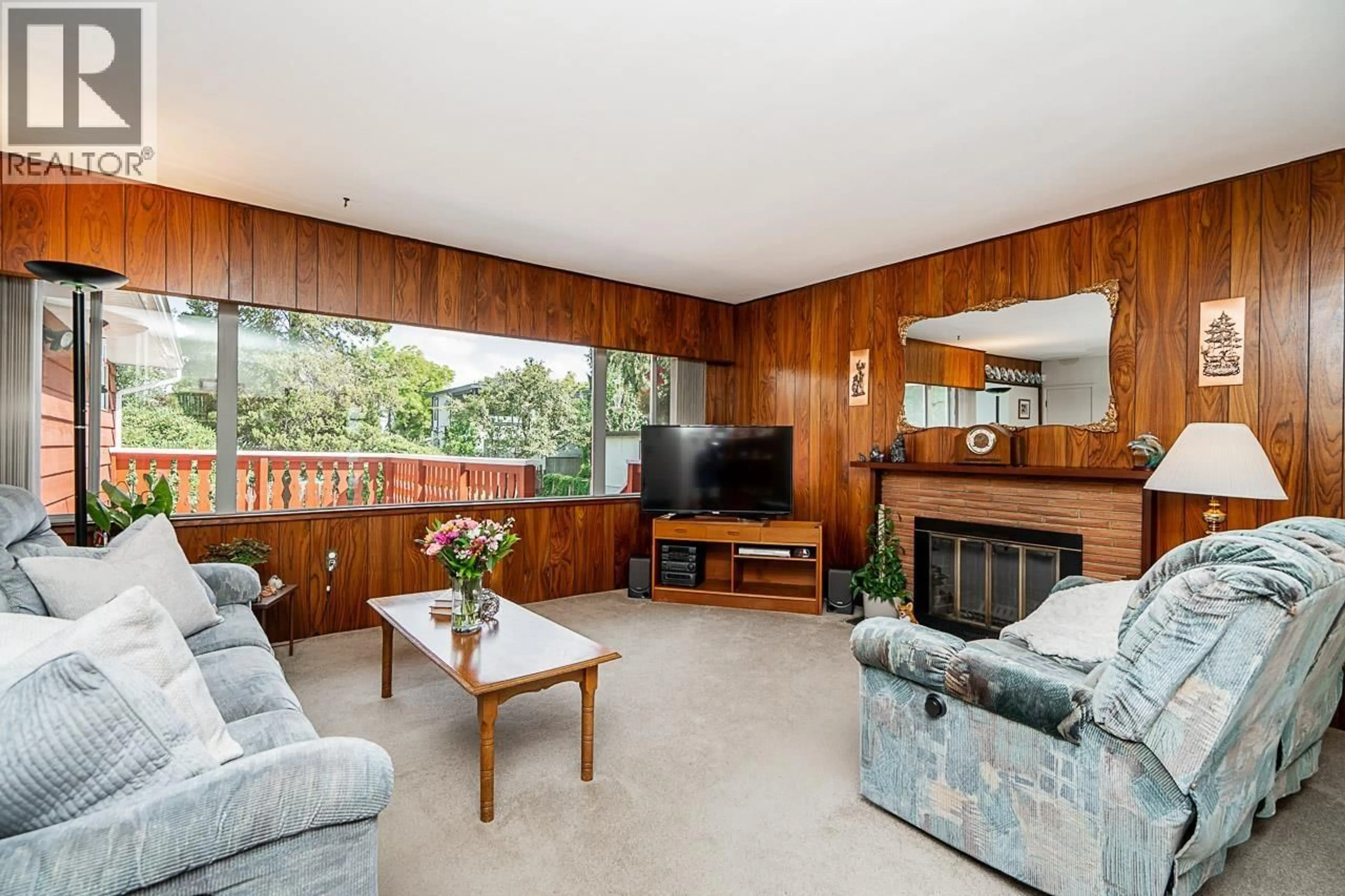 Living room with furniture, wood/laminate floor for 5388 HALLEY AVENUE, Burnaby British Columbia V5H2P8