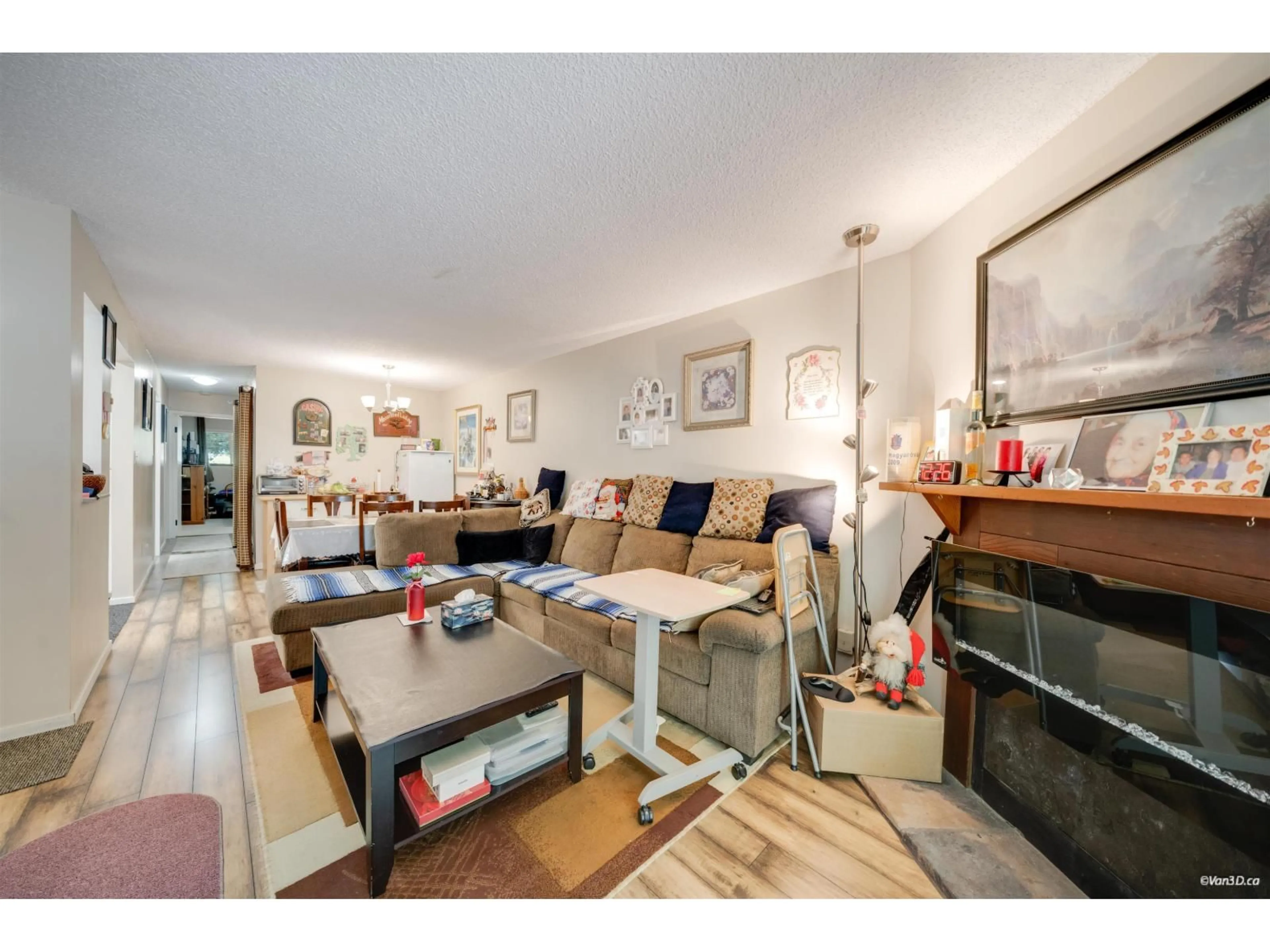 Living room with furniture, unknown for 14828 HOLLY PARK LANE, Surrey British Columbia V3R6Y2