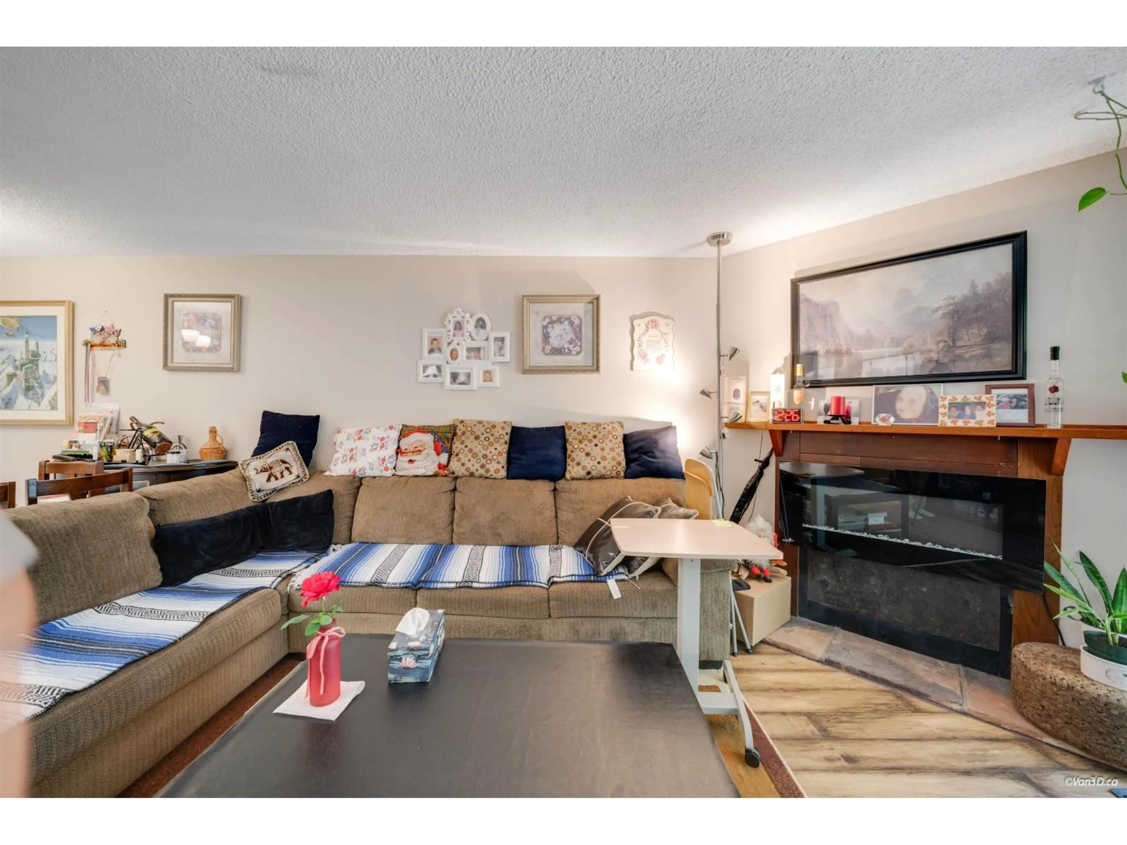 Living room with furniture, wood/laminate floor for 14828 HOLLY PARK LANE, Surrey British Columbia V3R6Y2