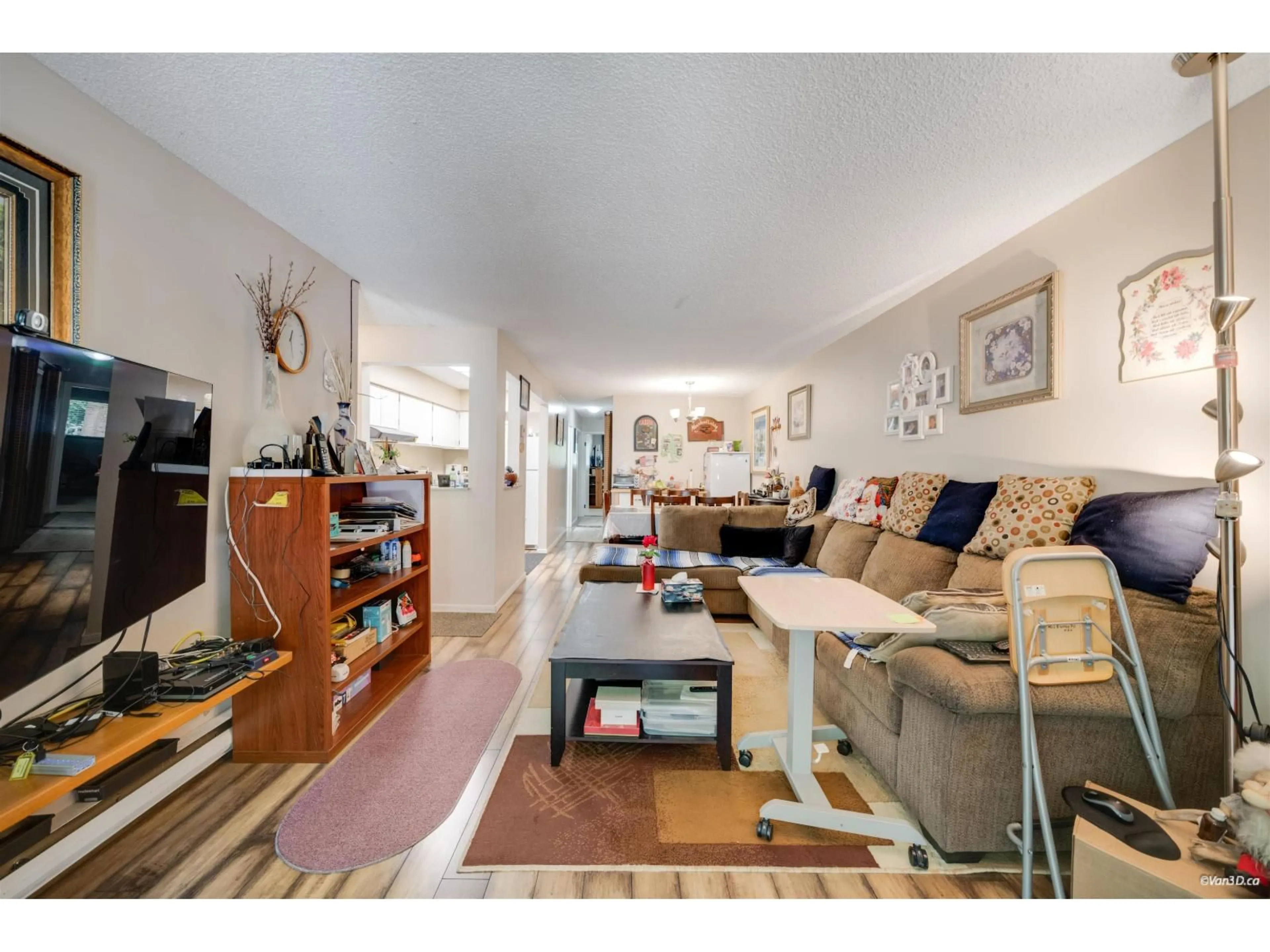 Living room with furniture, unknown for 14828 HOLLY PARK LANE, Surrey British Columbia V3R6Y2