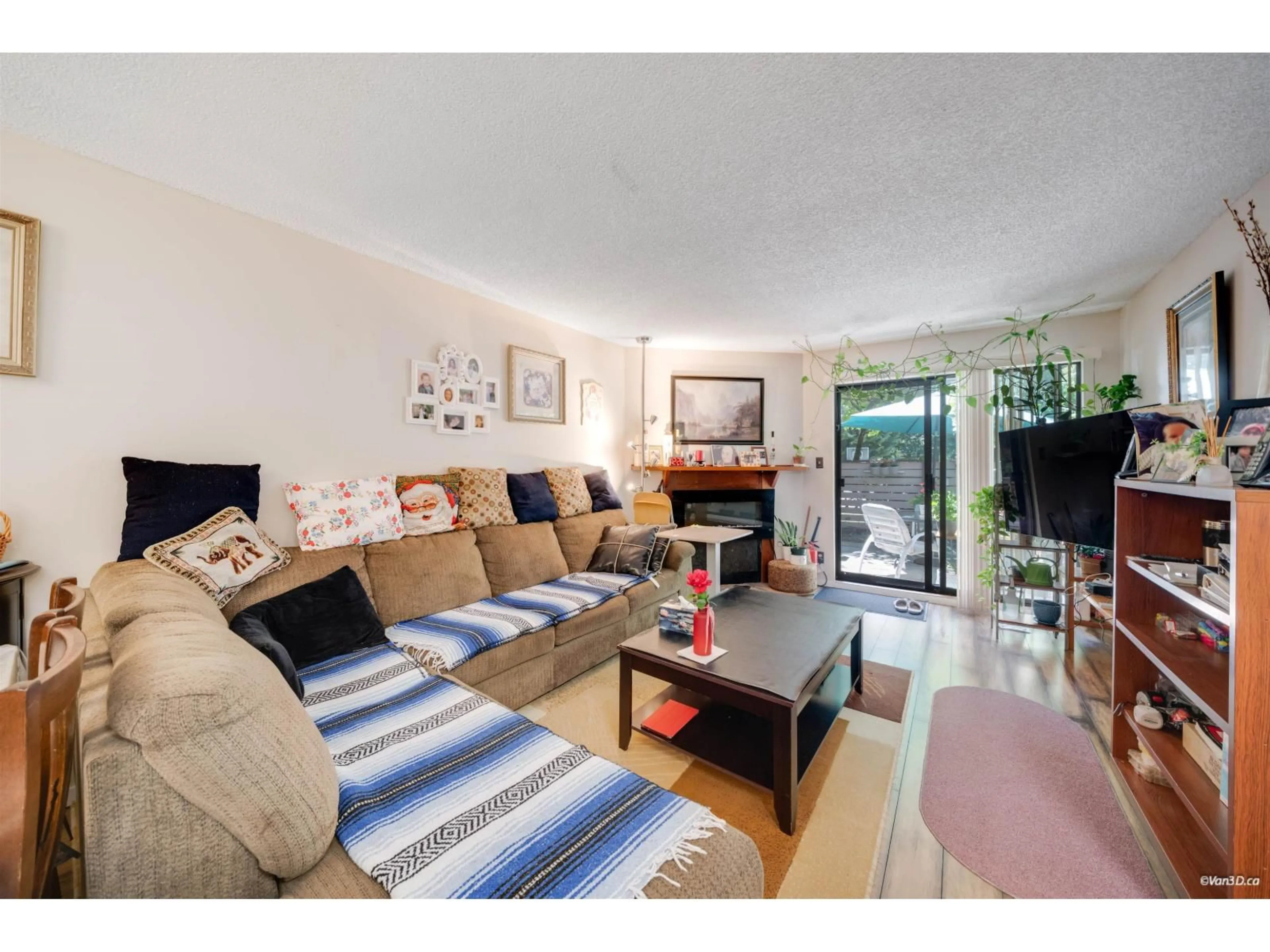 Living room with furniture, unknown for 14828 HOLLY PARK LANE, Surrey British Columbia V3R6Y2