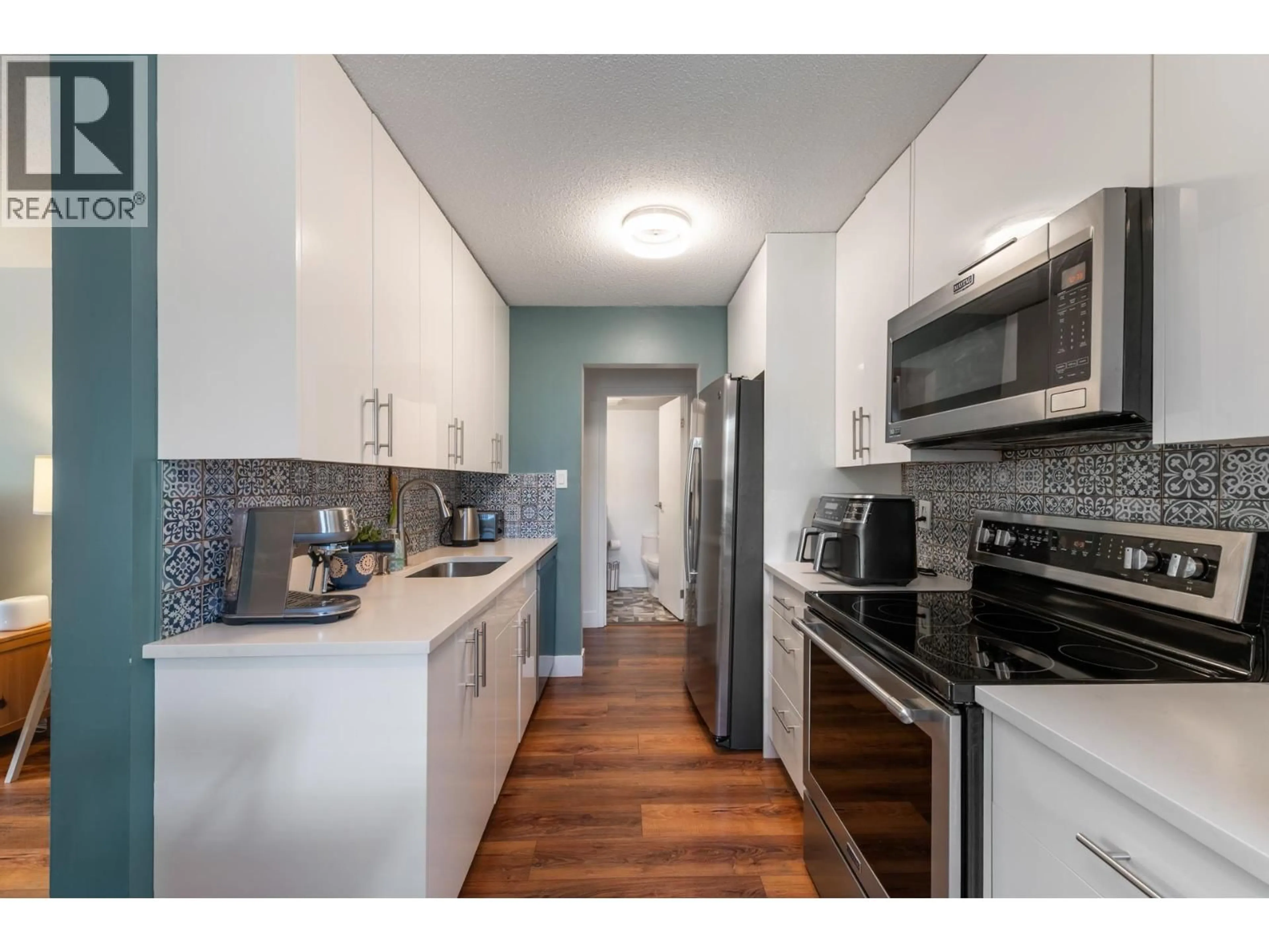 Standard kitchen, unknown for 204 - 131 4TH STREET, North Vancouver British Columbia V7M3C8