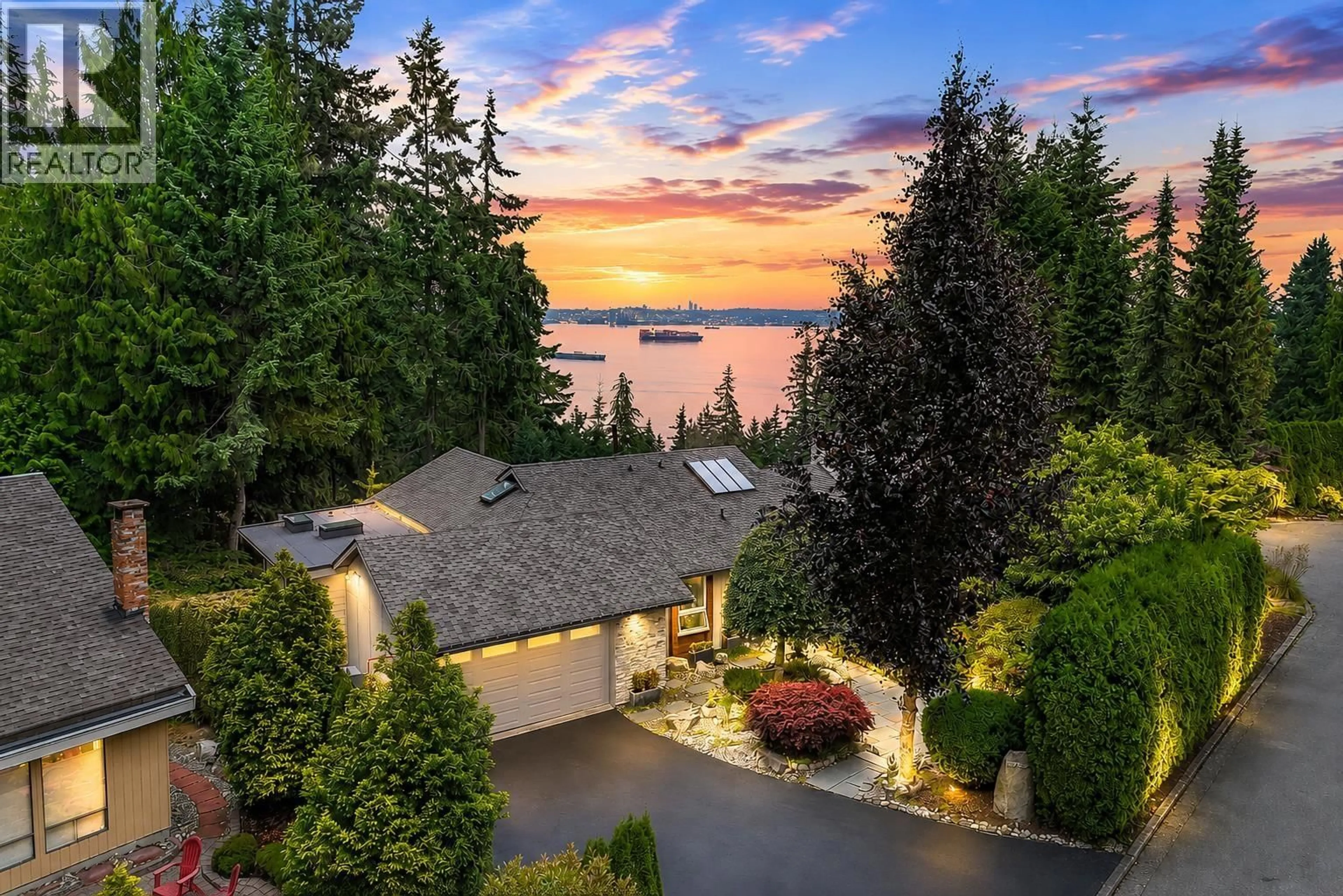 A pic from outside/outdoor area/front of a property/back of a property/a pic from drone, water/lake/river/ocean view for 3706 SOUTHRIDGE PLACE, West Vancouver British Columbia V7V3H8