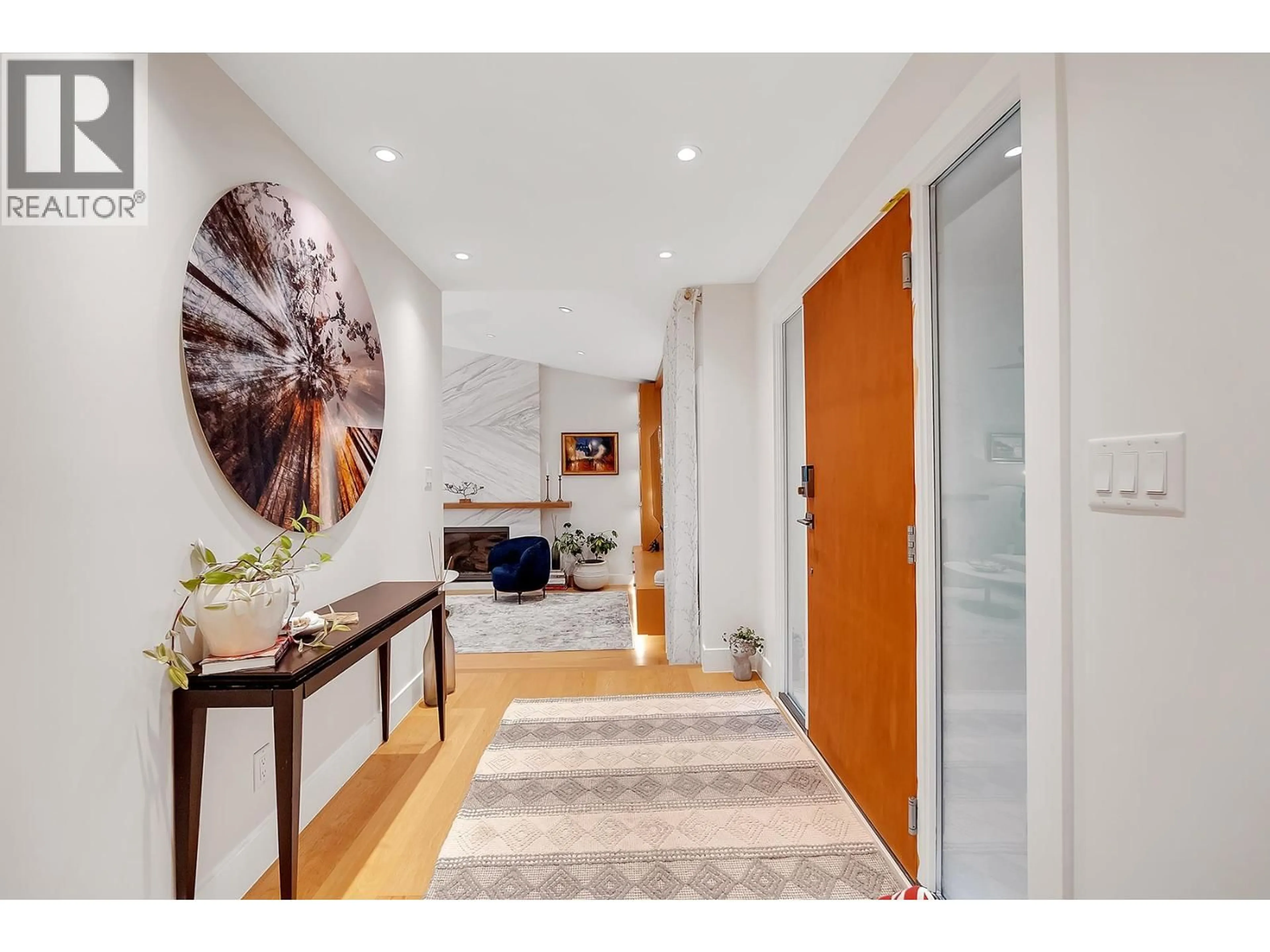 Indoor entryway for 3706 SOUTHRIDGE PLACE, West Vancouver British Columbia V7V3H8
