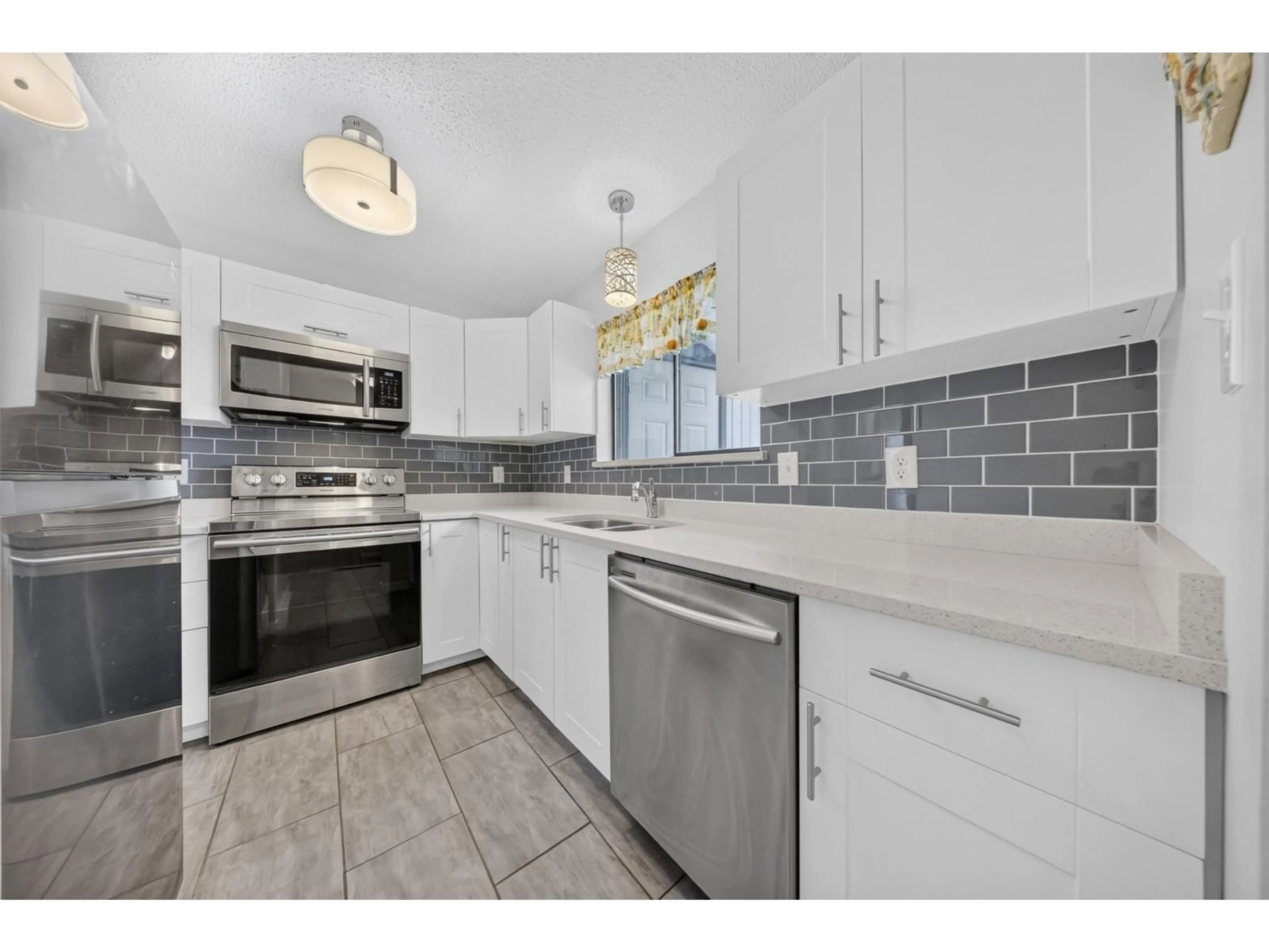Open concept kitchen, ceramic/tile floor for 5 - 9280 CORBOULD STREET, Chilliwack British Columbia V2P4A5