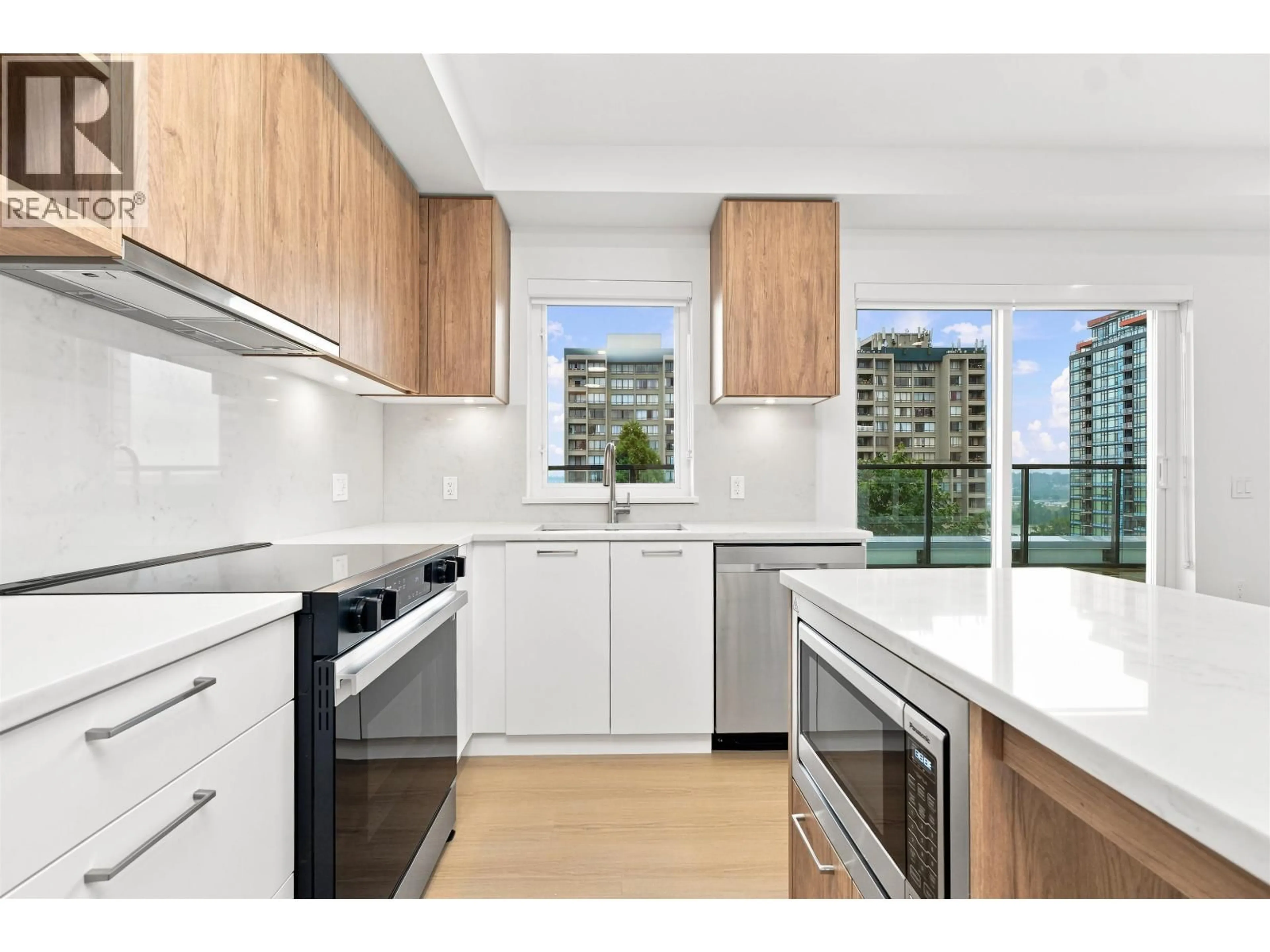 Standard kitchen, wood/laminate floor for 423 - 82 FIRST STREET, New Westminster British Columbia V3L0L8