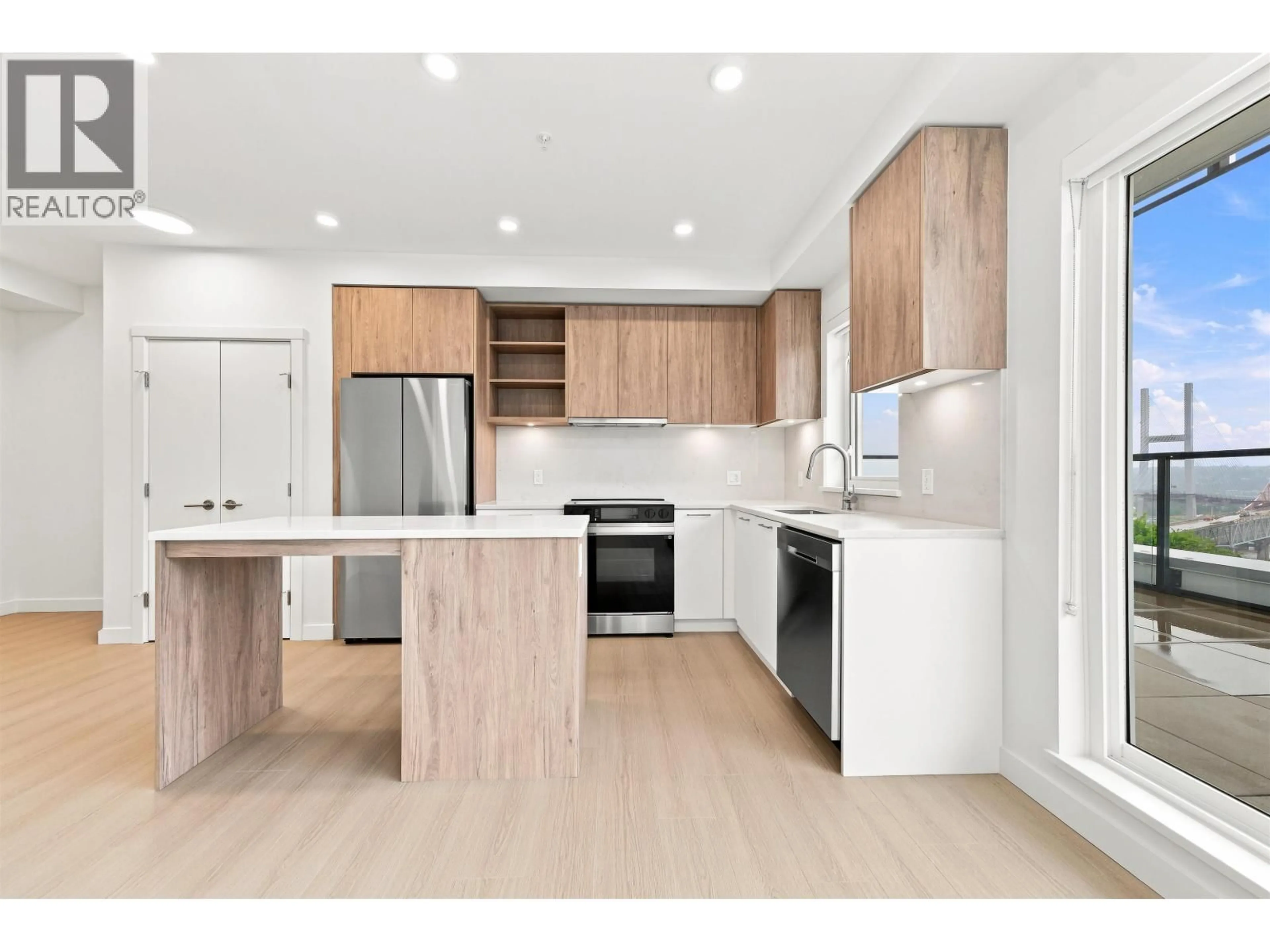 Open concept kitchen, wood/laminate floor for 423 - 82 FIRST STREET, New Westminster British Columbia V3L0L8