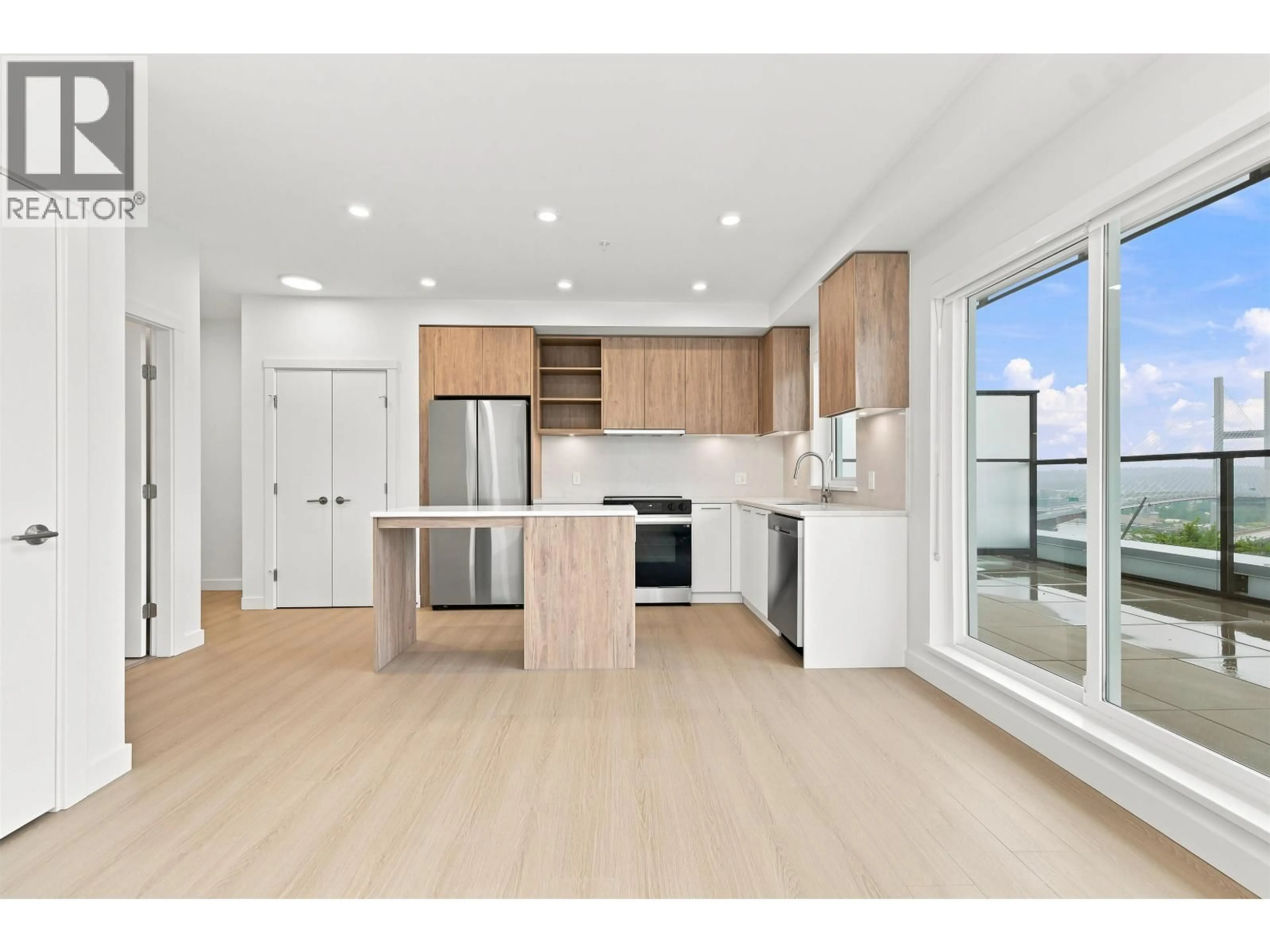 Open concept kitchen, wood/laminate floor for 423 - 82 FIRST STREET, New Westminster British Columbia V3L0L8