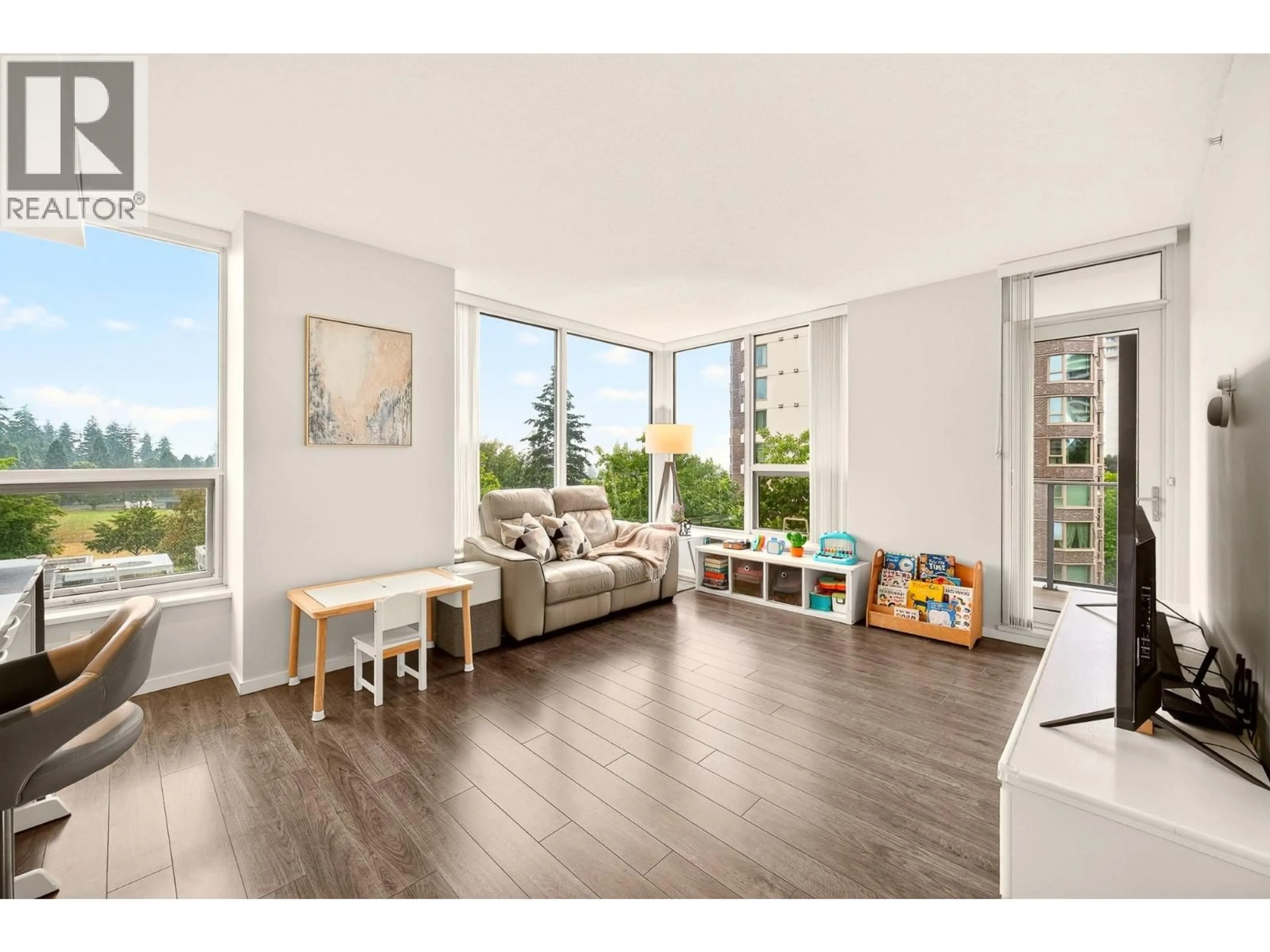 Living room with furniture, wood/laminate floor for 607 - 5883 BARKER AVENUE, Burnaby British Columbia V5H0G4
