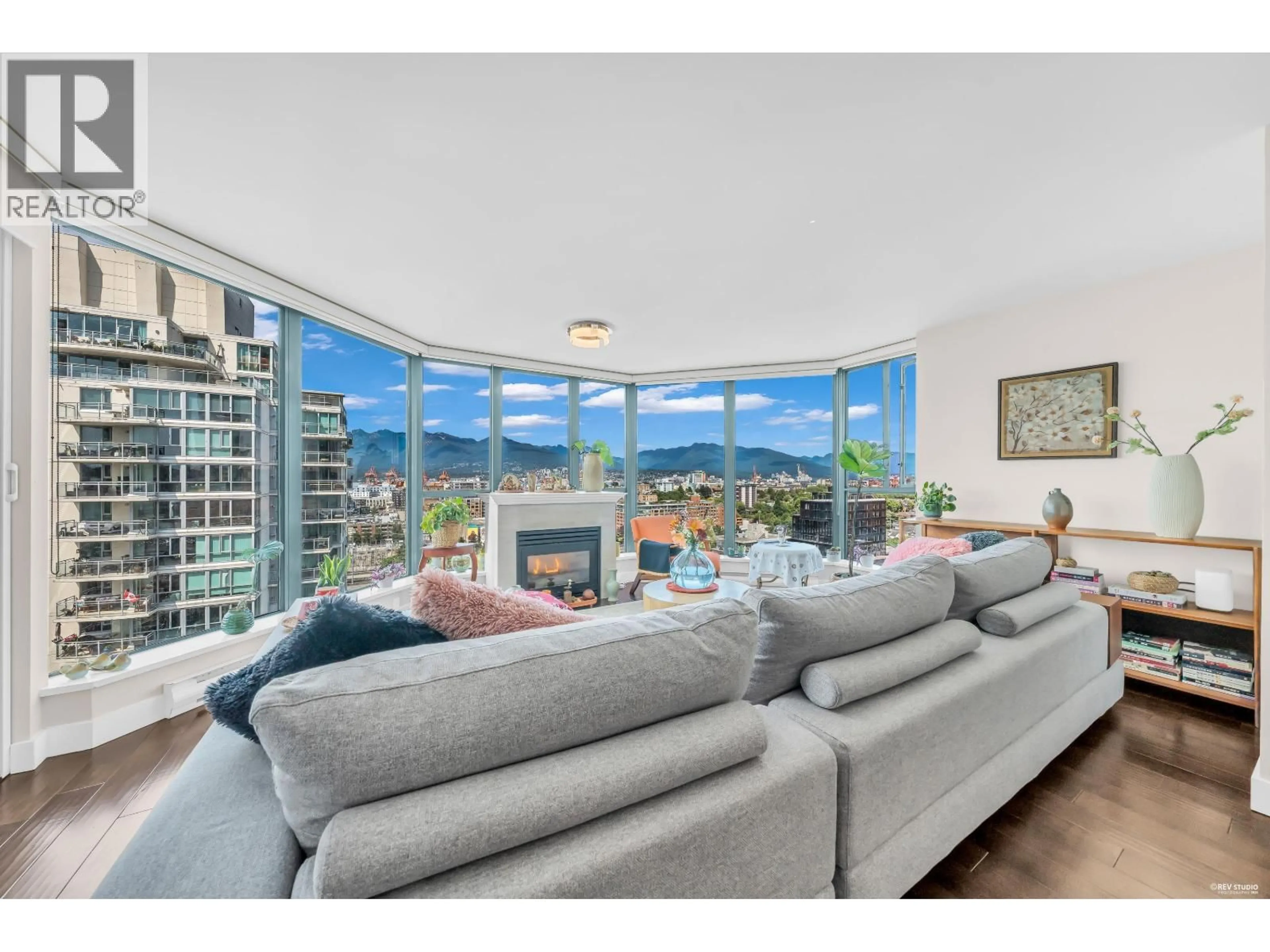 Living room with furniture, unknown for 1904 - 1088 QUEBEC STREET, Vancouver British Columbia V6A4H2