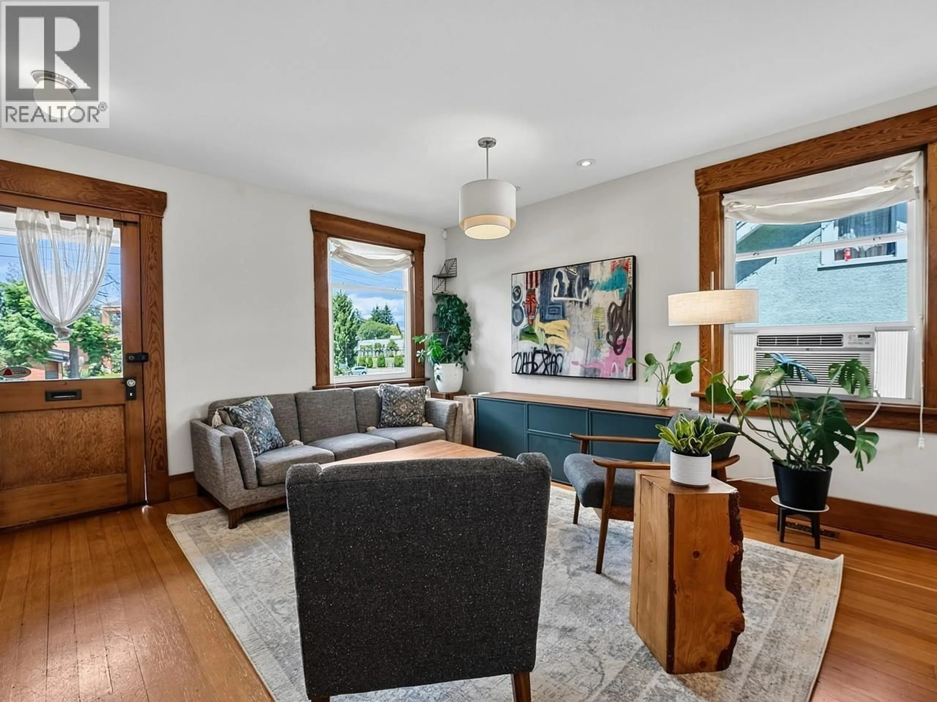 Living room with furniture, wood/laminate floor for 1124 TENTH AVENUE, New Westminster British Columbia V3M3H7